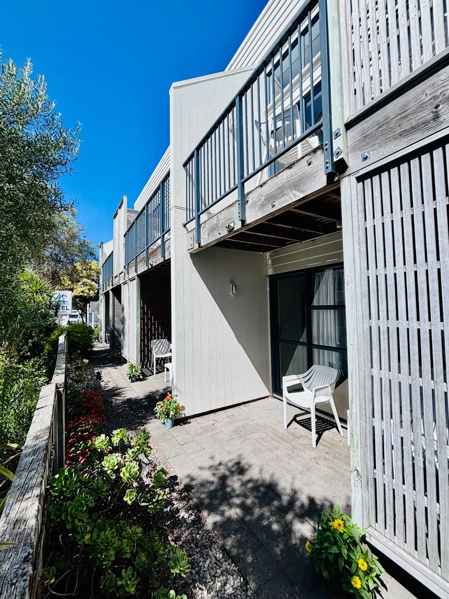 Exterior_9078.jpg