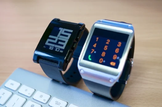 Pebble vs Samsung Gear