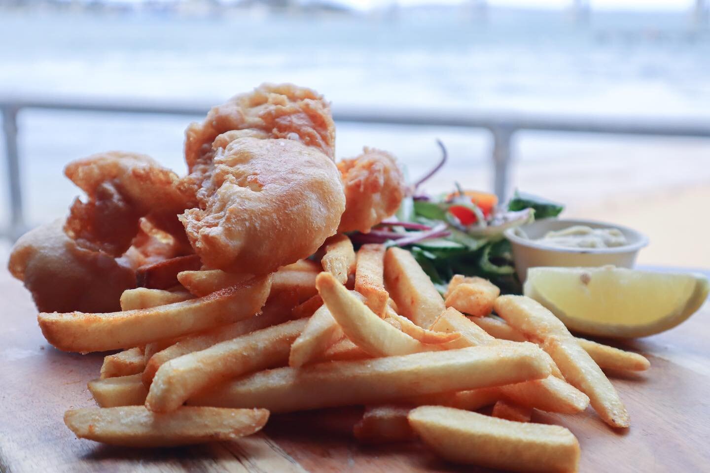 Fish and chips by the water is a must when heading to the Island. Come and enjoy some fresh gummy from @sanremofishermanscoop and take in the views 🦈