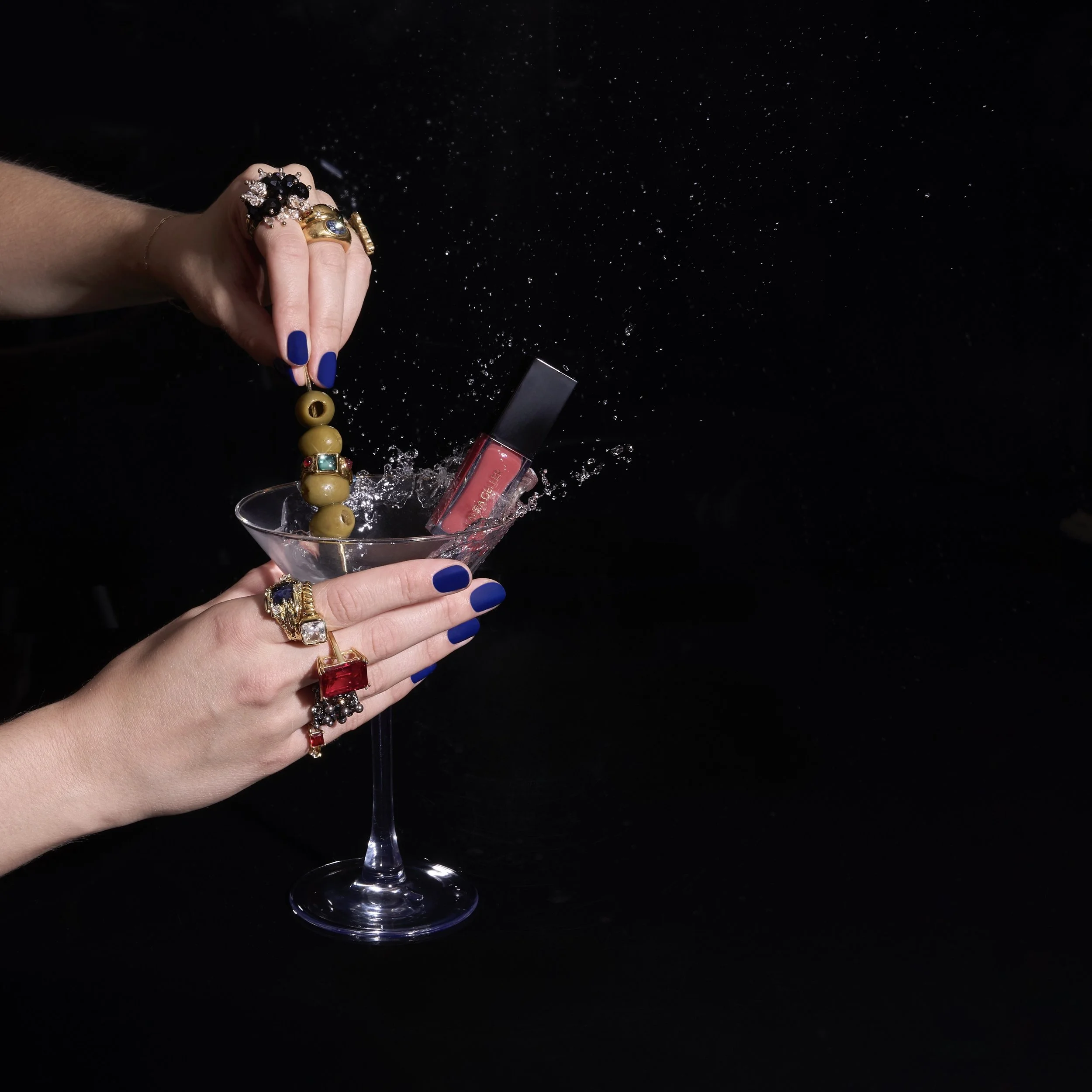 07-23-25-ASB-LG-LetItShine-FineShineGlossyLipOil-HolidayLifestyle09420 2.jpeg