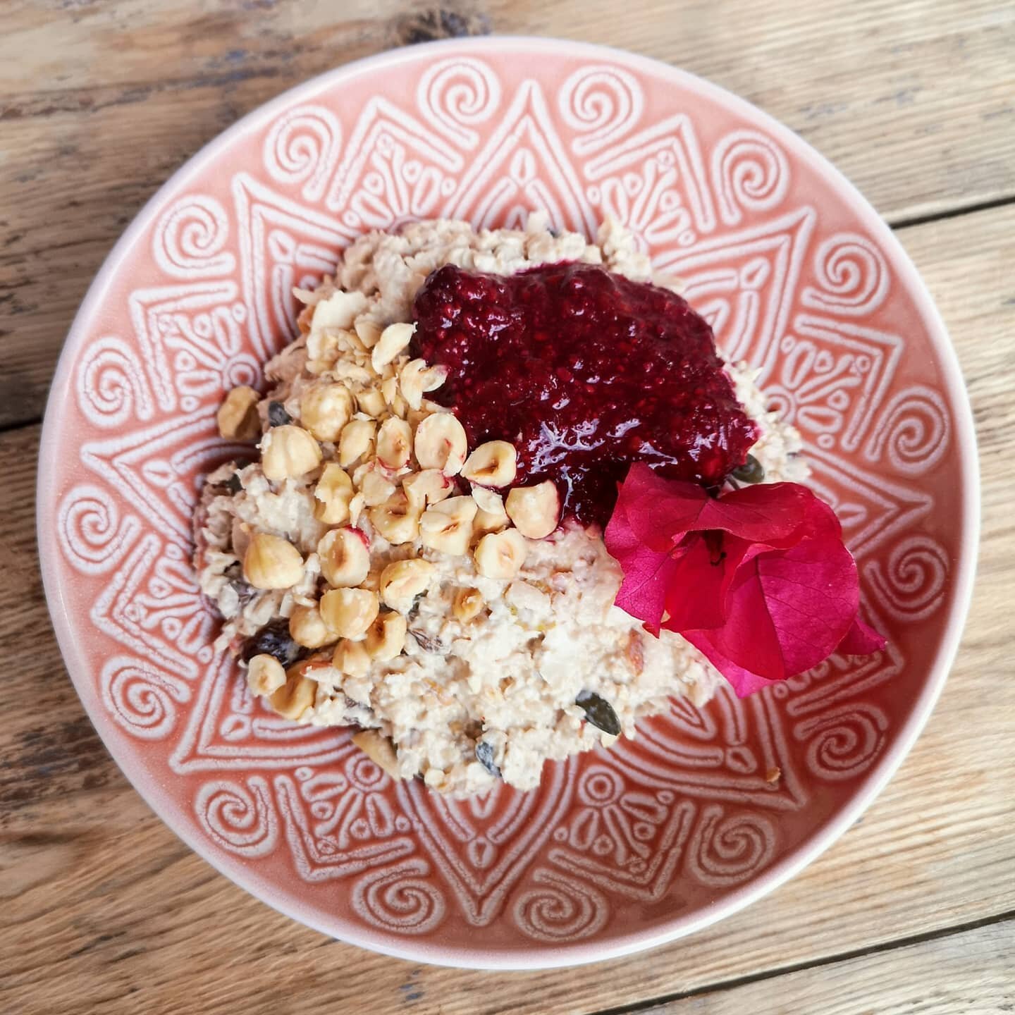 Looking for a new summer breakfast recipe that's completely satisfying yet also truly healthy? Try this Ultimate Bircher Muesli recipe (link in bio) 
*
*
*
*
#breakfast #breakfastideas #recipe #foodstagram #healthybreakfast #overnightoats #birchermue