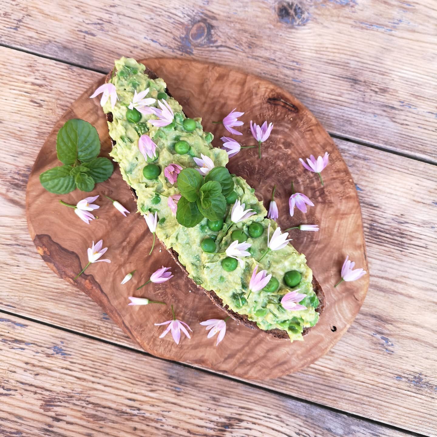 New recipe on the website for this Avocado and Pea Smash with Lemon Mint and Wild Garlic Flowers 🌸 

I'm so happy to see all the wild garlic back out in the fields around our house...it's one of my favourite things to use in summer salads and stir f