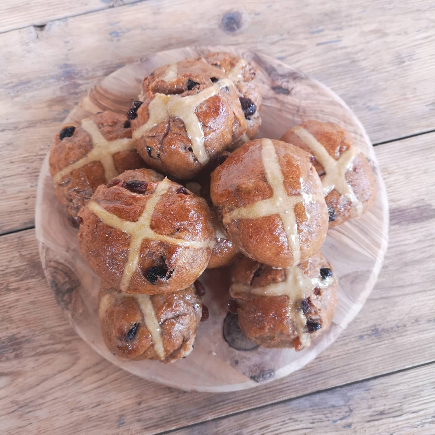 The smells filling the house this morning whilst making these sourdough hot cross buns brought back so many happy childhood Easter memories 🙏 

What's Easter without hot cross buns?! Thankfully, the homemade sourdough version of this Easter classic 