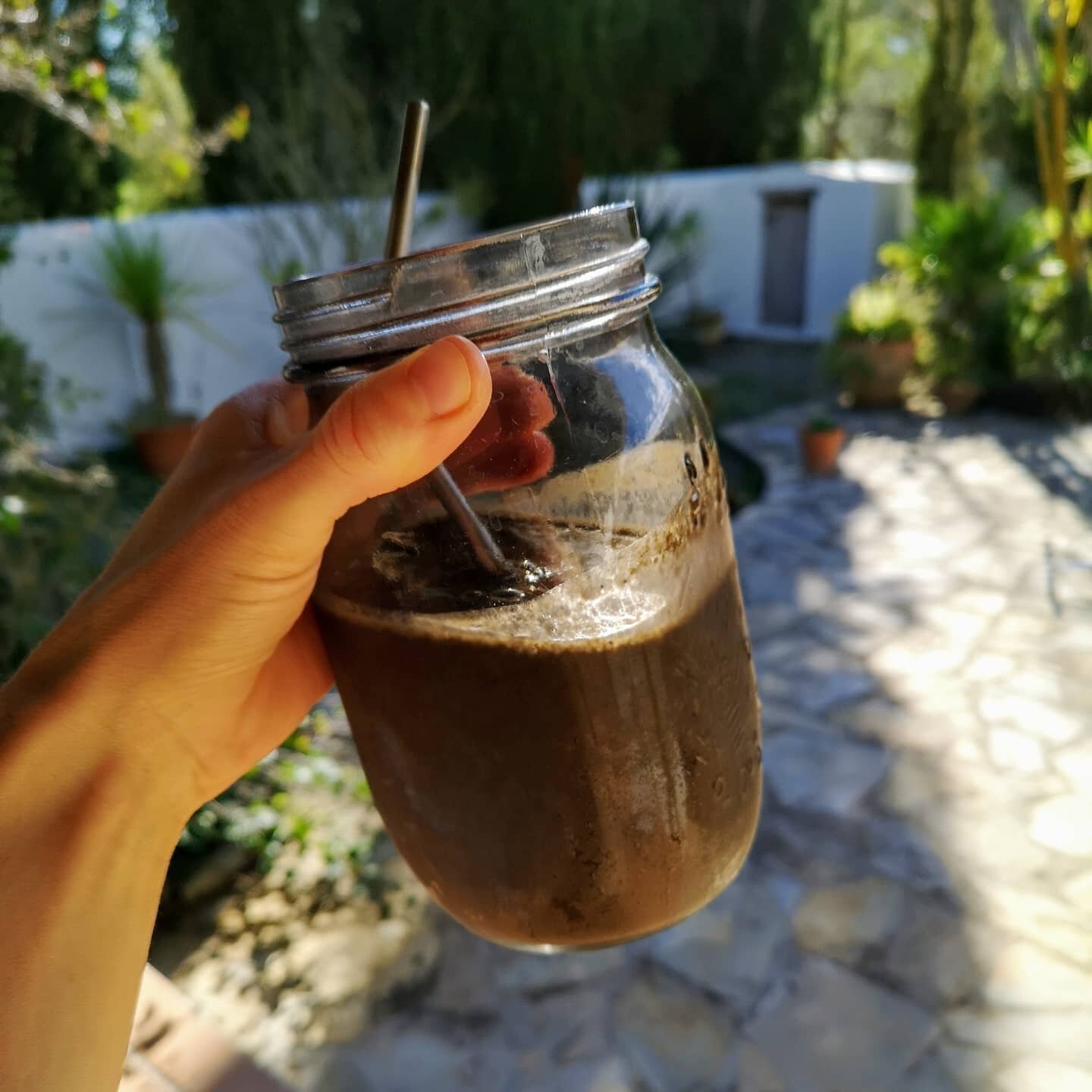 A smoothie to power you through the day in all the right ways 🙌
- Frozen banana
- Frozen blueberries
- Scoop of supergreens (or spirullina, chlorella, wheatgrass, barley grass etc)
- Fresh organic greens (in this smoothie I used beet greens) 
- Spoo