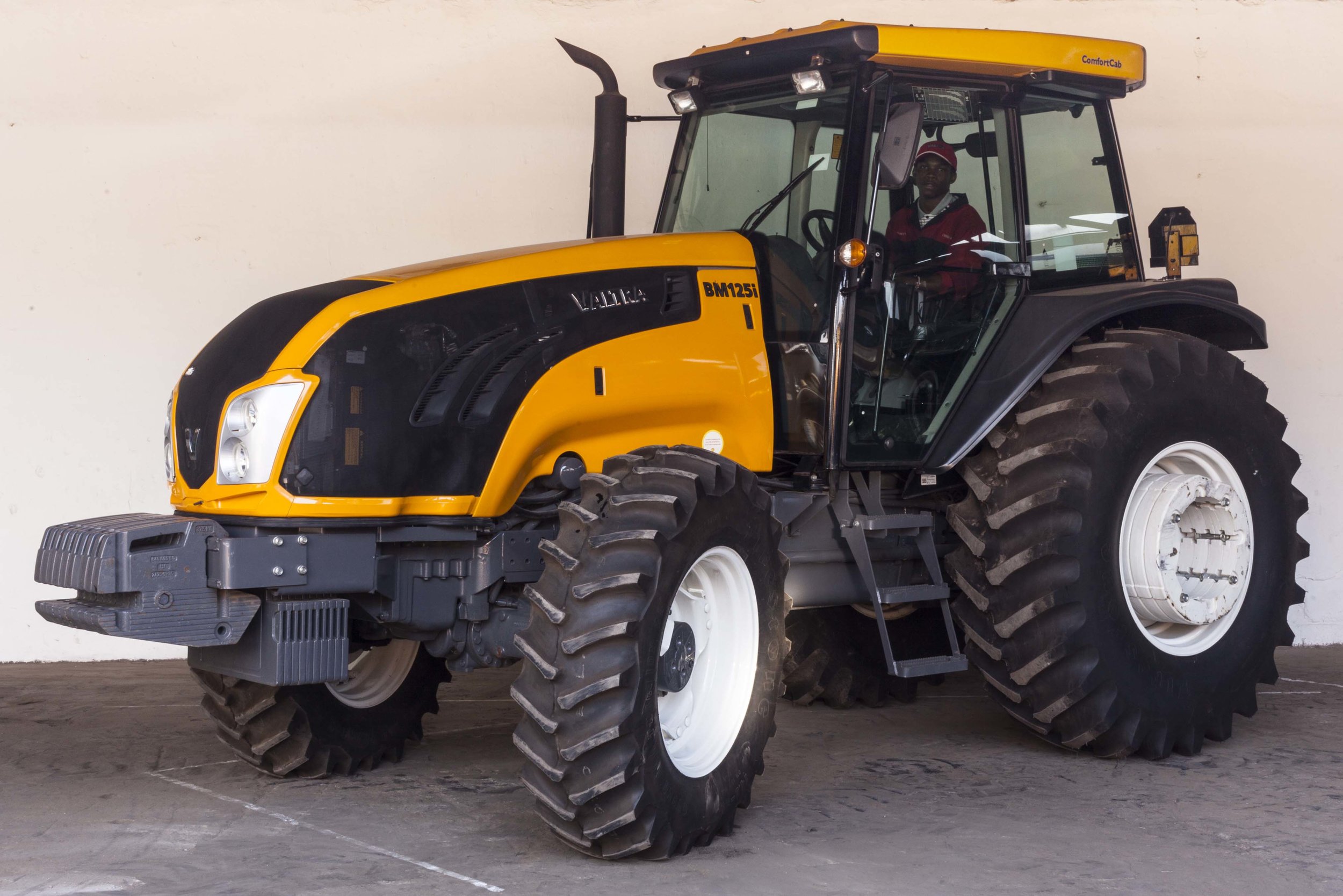  VALTRA  BM125i  4wd …  135 HP   WITH AIR-CONDITIONED CAB 