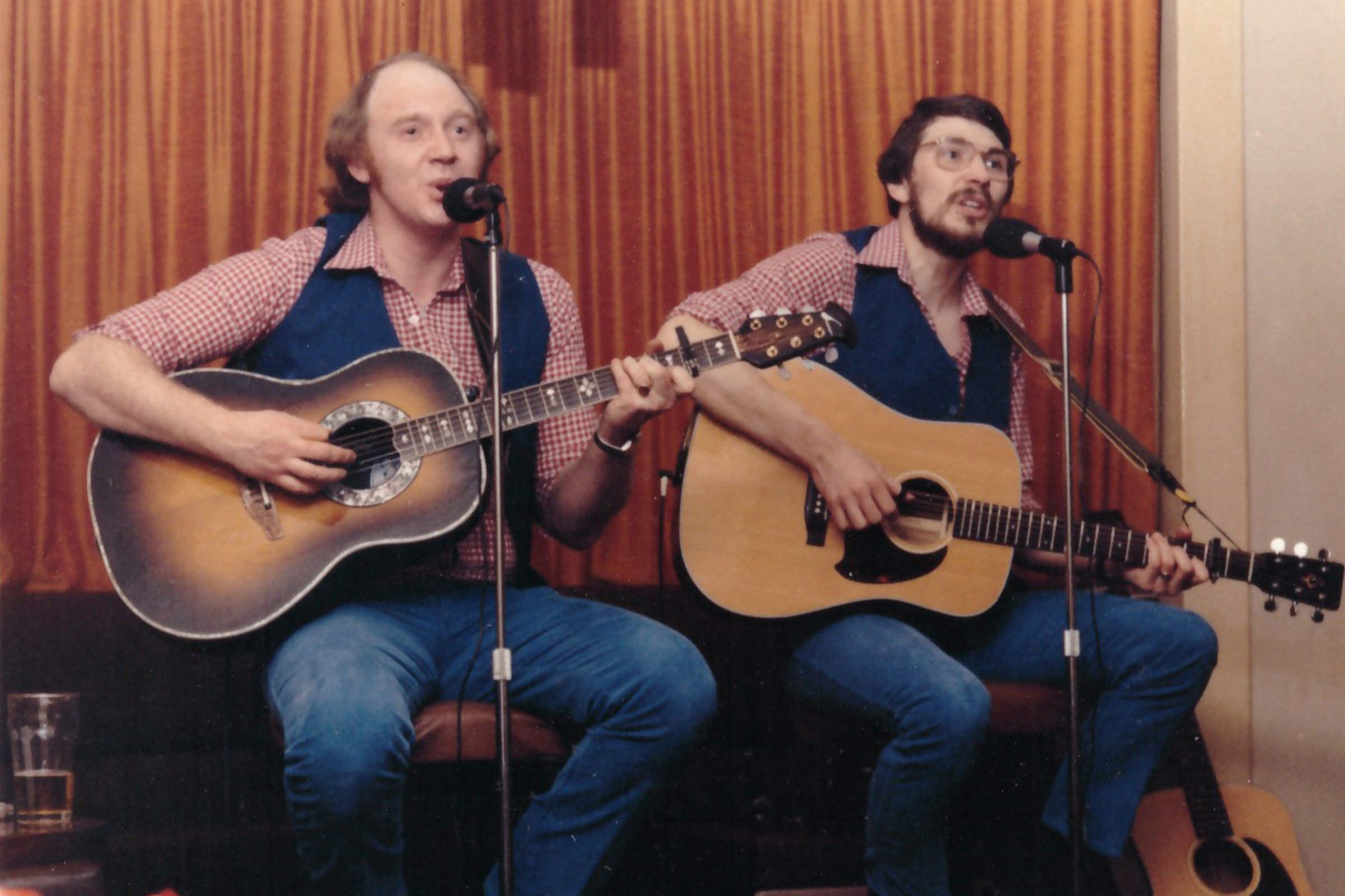 1983_0130 Beggars Mantle at Royal British Hotel, Edinburgh 3 CROPPED.jpg