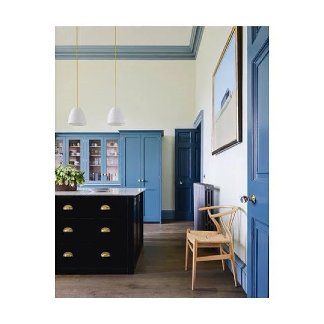 The different tones of blue come together so effortlessly in this dreamy @devolkitchens at Eildon Hall as captured in @houseandgardenuk .
.
.
.
.
.
#kitchendesign #kitcheninspiration #devolkitchens #blues #interiordesign #interiordecor #interiorinspi