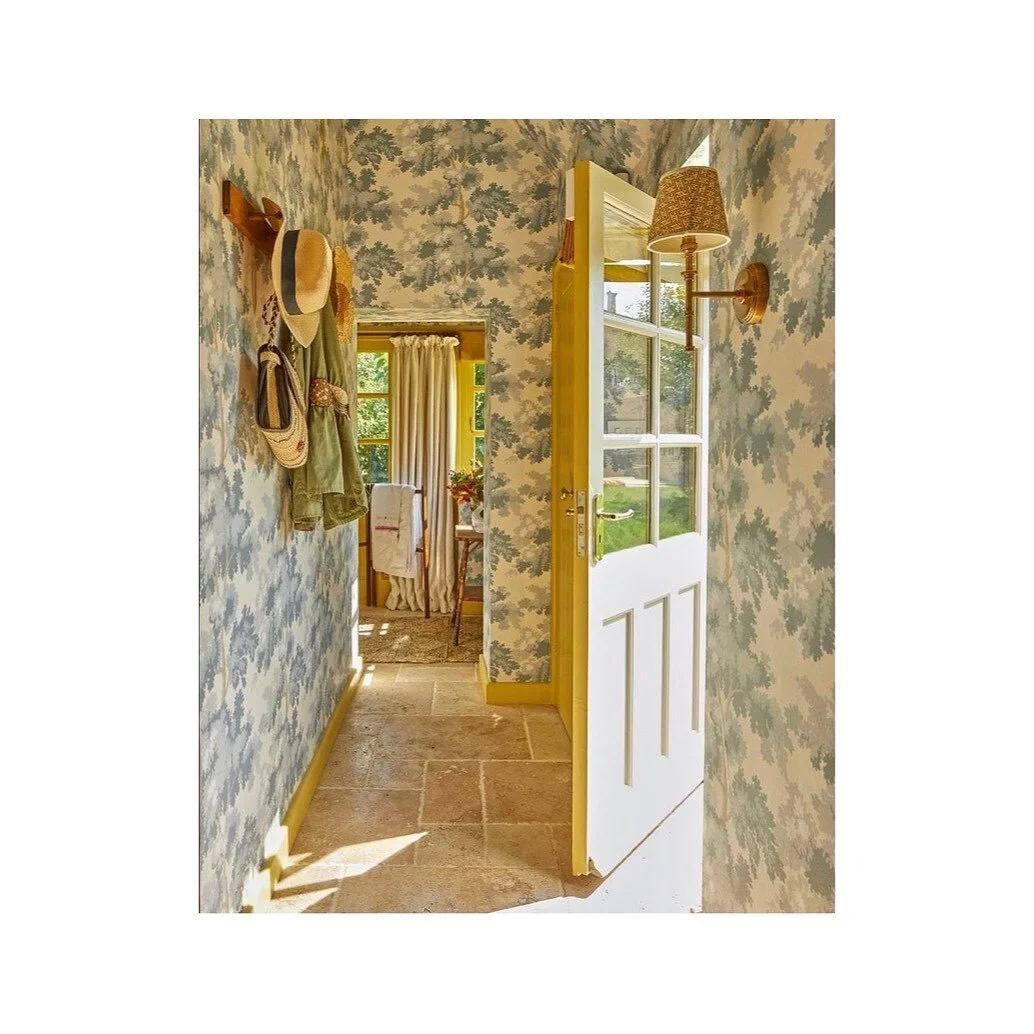 Look at the sunshine ☀️ streaming through the back door in this heavenly hallway designed by @vanrenengwdesigns love the yellow skirting 💛💛💛 and another of my fave wallpapers!