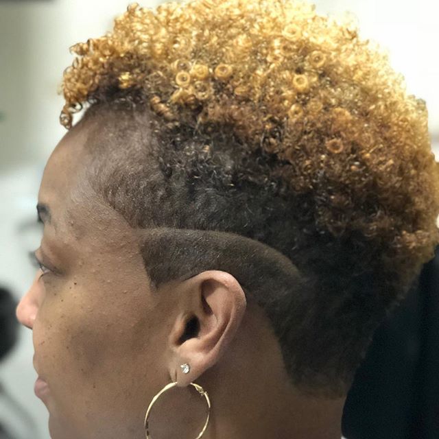 Embracing all textures... we are Strong and we are Beautiful ✂️🙌🏽✂️ #barberlife#ladybarber#beautiful_barbers#barbersalute#greenvillescbarbers#groomingspecialist#keepitcutthroat#getcut#faded#hardpart#fresh#menscut#razor#yeahthatgreenville#showcaseba