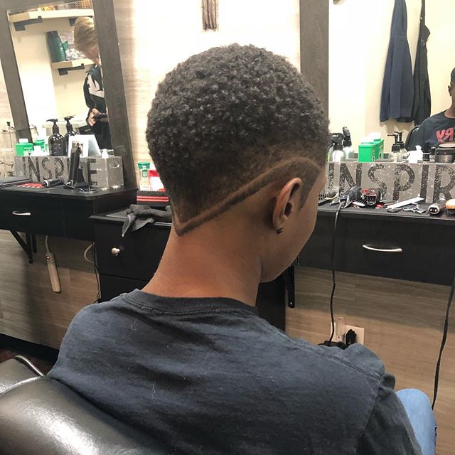 No matter what texture we can all embrace beautiful styles naturally 🙌🏽 Kendra Kuts 
#barberlife#ladybarber#beautiful_barbers#barbersalute#greenvillescbarbers#groomingspecialist#keepitcutthroat#getcut#faded#hardpart#fresh#menscut#razor#yeahthatgree