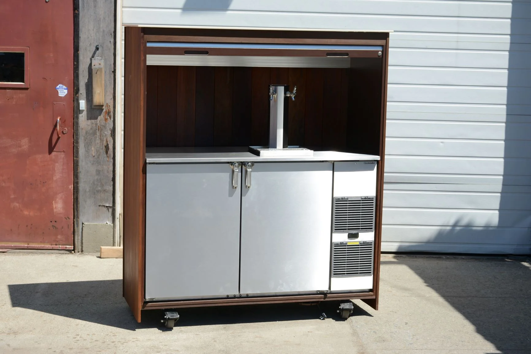Locking Outdoor Portable Back Bar with Kegerator