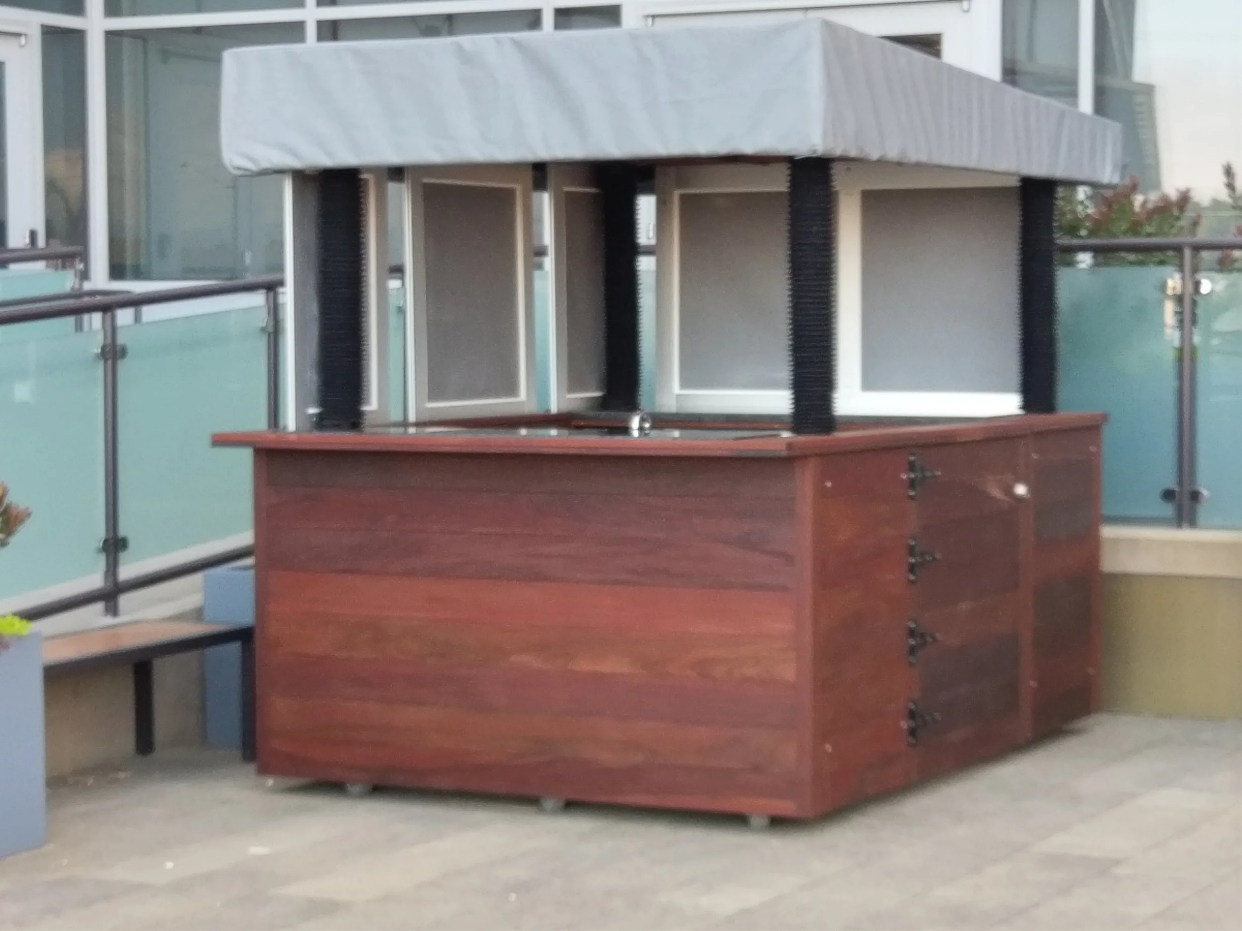 Hydraulic Roofed Bar - San Francisco