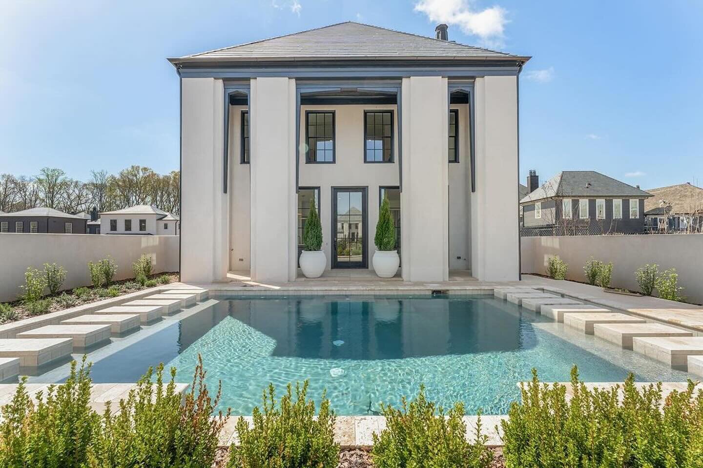 Latest on the Great Lawn, where glamour makes a comeback, contrast reigns, and sleek detailing complements a memory of Hollywood Regency precedent.