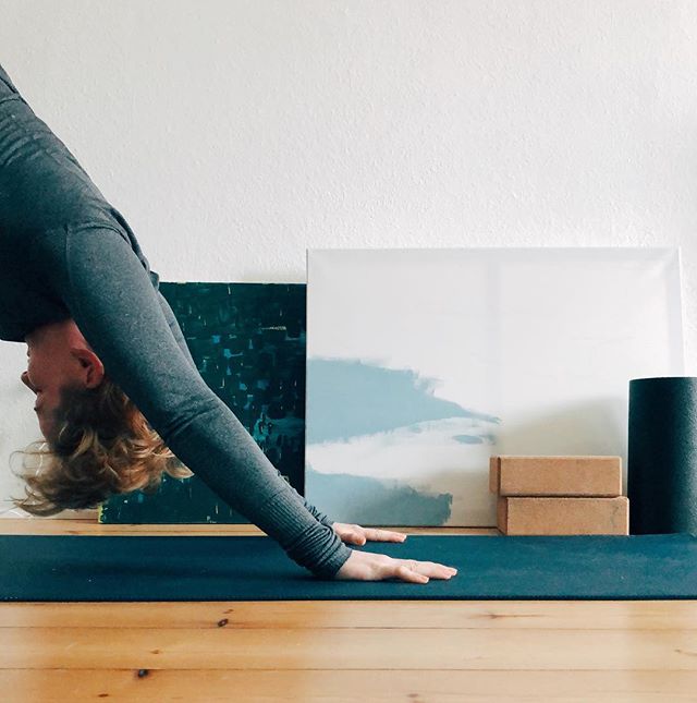 Putting weight on my shoulder still hurts. Even in down dog. But nice try, girl. 🙄
.
#stillinpain #shoulderissues #painting #inprogress #afterrunyoga #yogaandrunning #downdog #adhomukhasvanasana