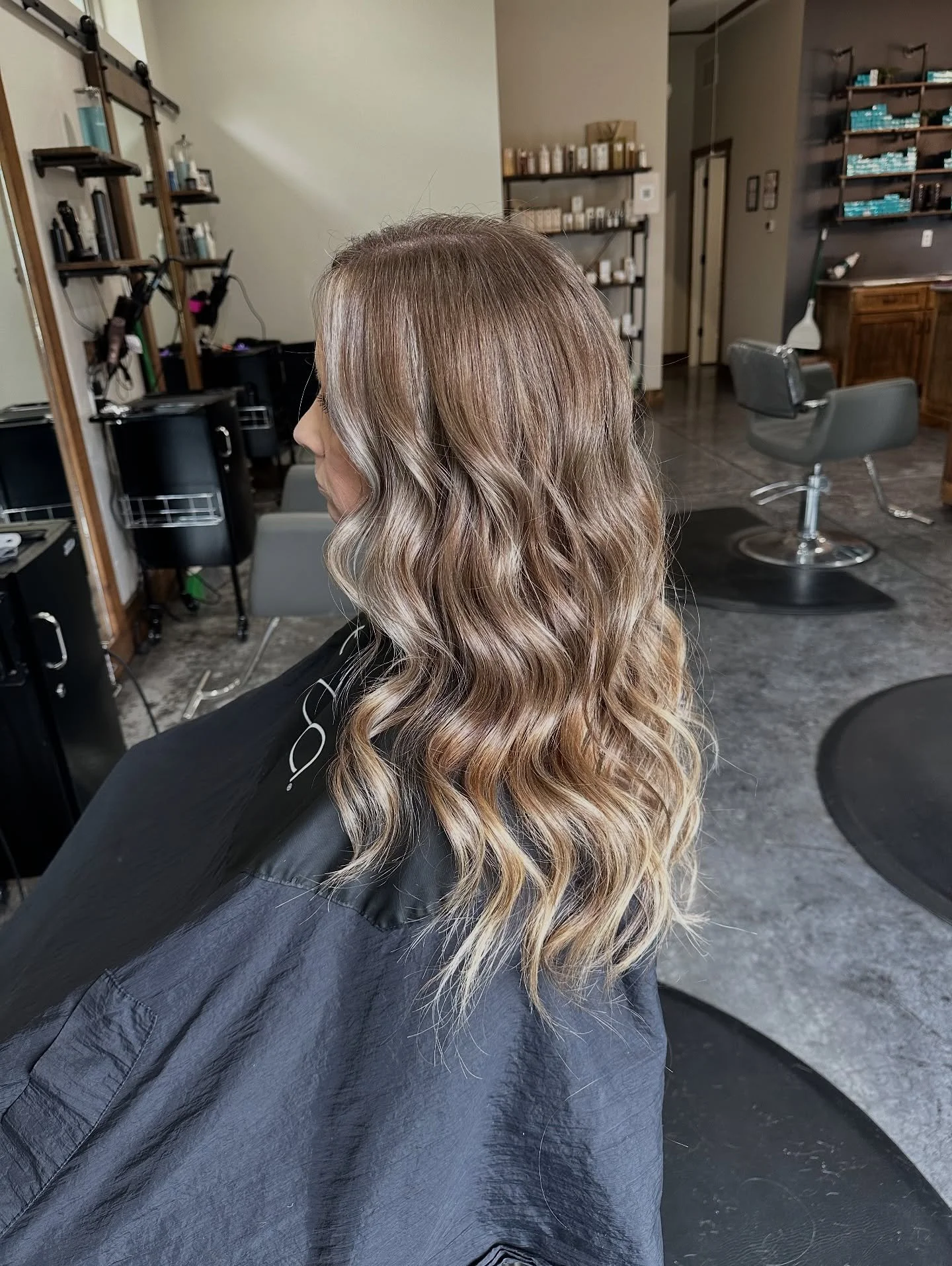 Cooler base with highlights throughout ✨ 
Stunning work by Susan! 
Contact our front desk or visit our website to schedule your next appointment! 
(573) 635-6002 | magnifysalon.com