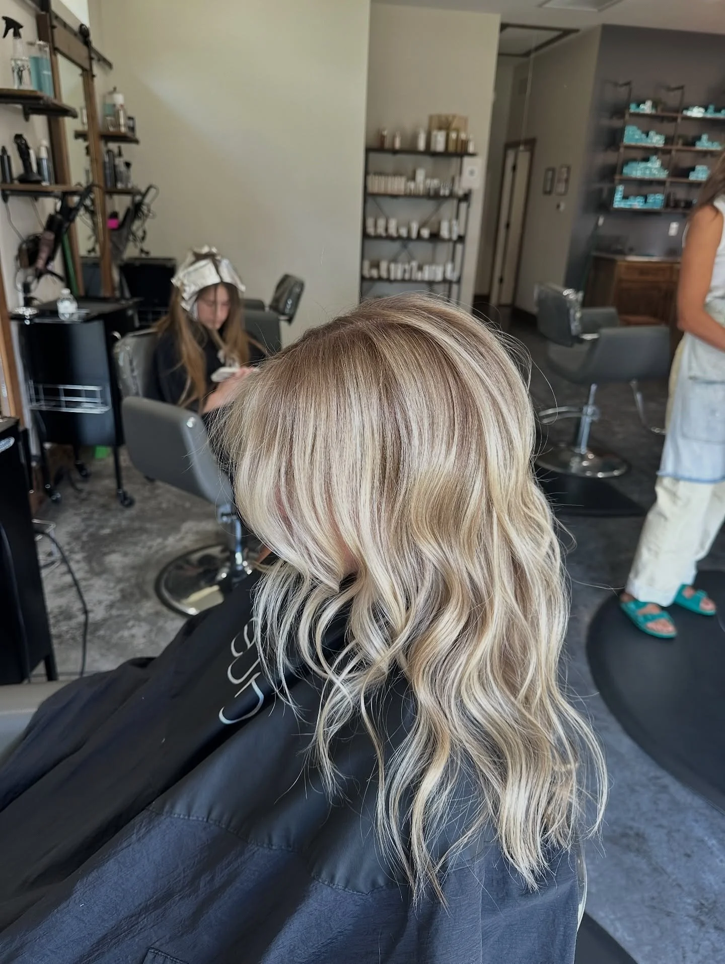 Color correction 🤌🏼
This client was wanting to soften her blonde and replace the gold tones with a subtle beige. We also corrected the bleeding so her grow out will be more natural and less maintenance. 
Hair by @magnified.by.susan ✨ 
Contact ou