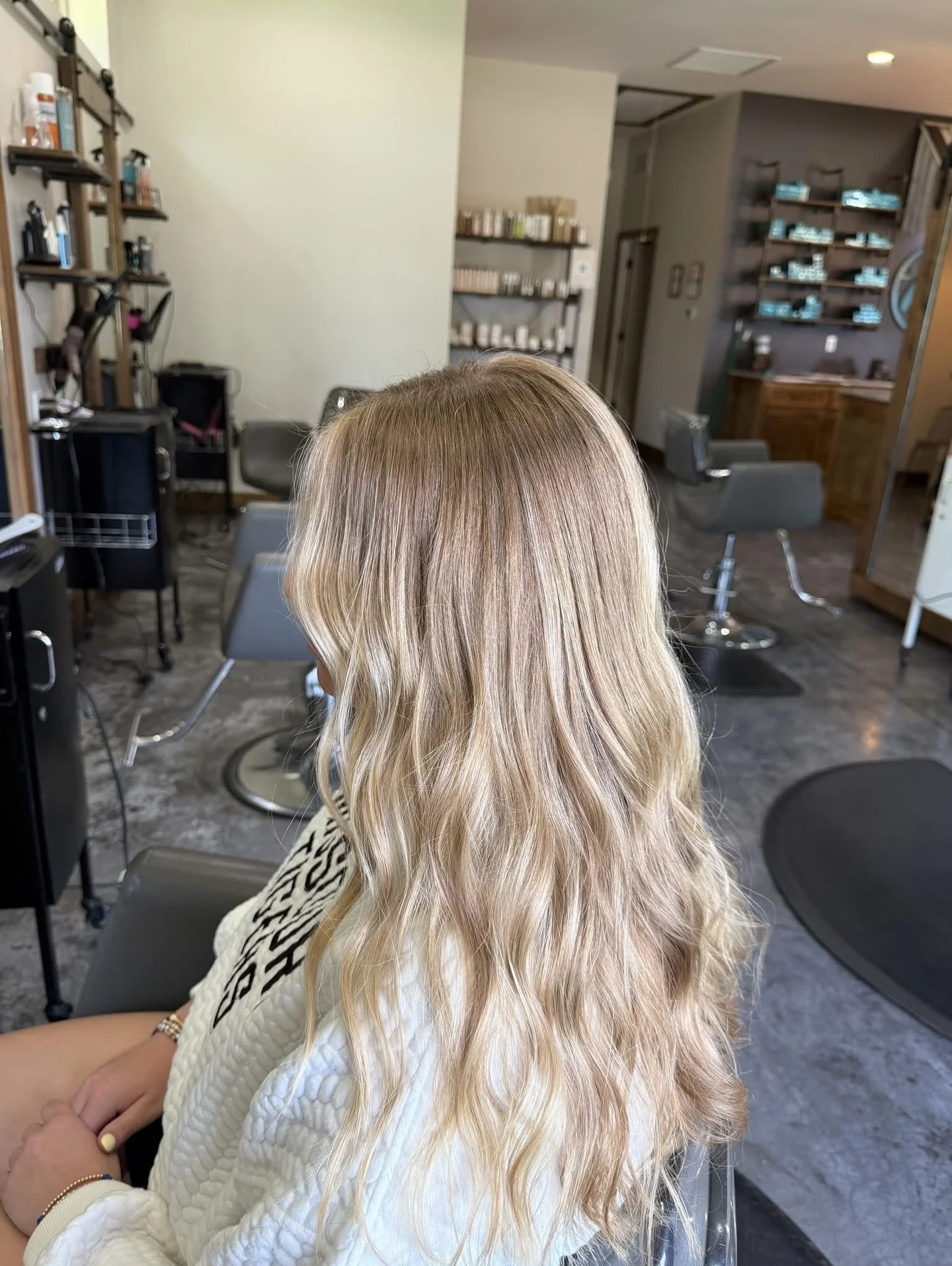 Champagne blonde 🥂 

Susan added soft highlights around the face with a subtle amount of brightness throughout the rest of her hair for the perfect low maintenance summer refresh. Just enough lighter for the season while still keeping it easy to mai