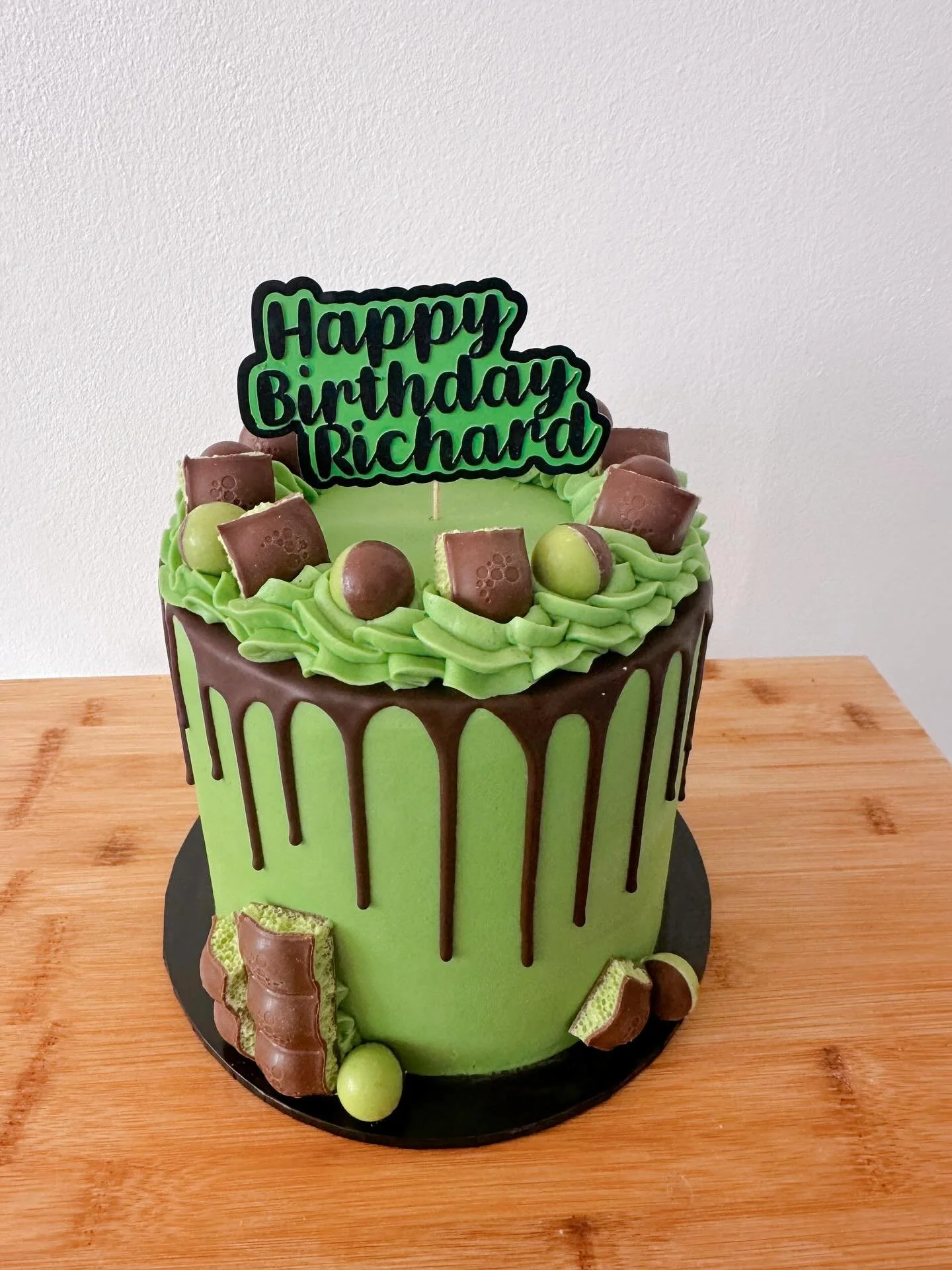 AeroMint cake for Richard&rsquo;s birthday! Chocolate cake and buttercream with a hint of mint and decorated with Aeromints. #birthdaycake #mintcake #aeromintcake #customcake #customtopper #twickenham