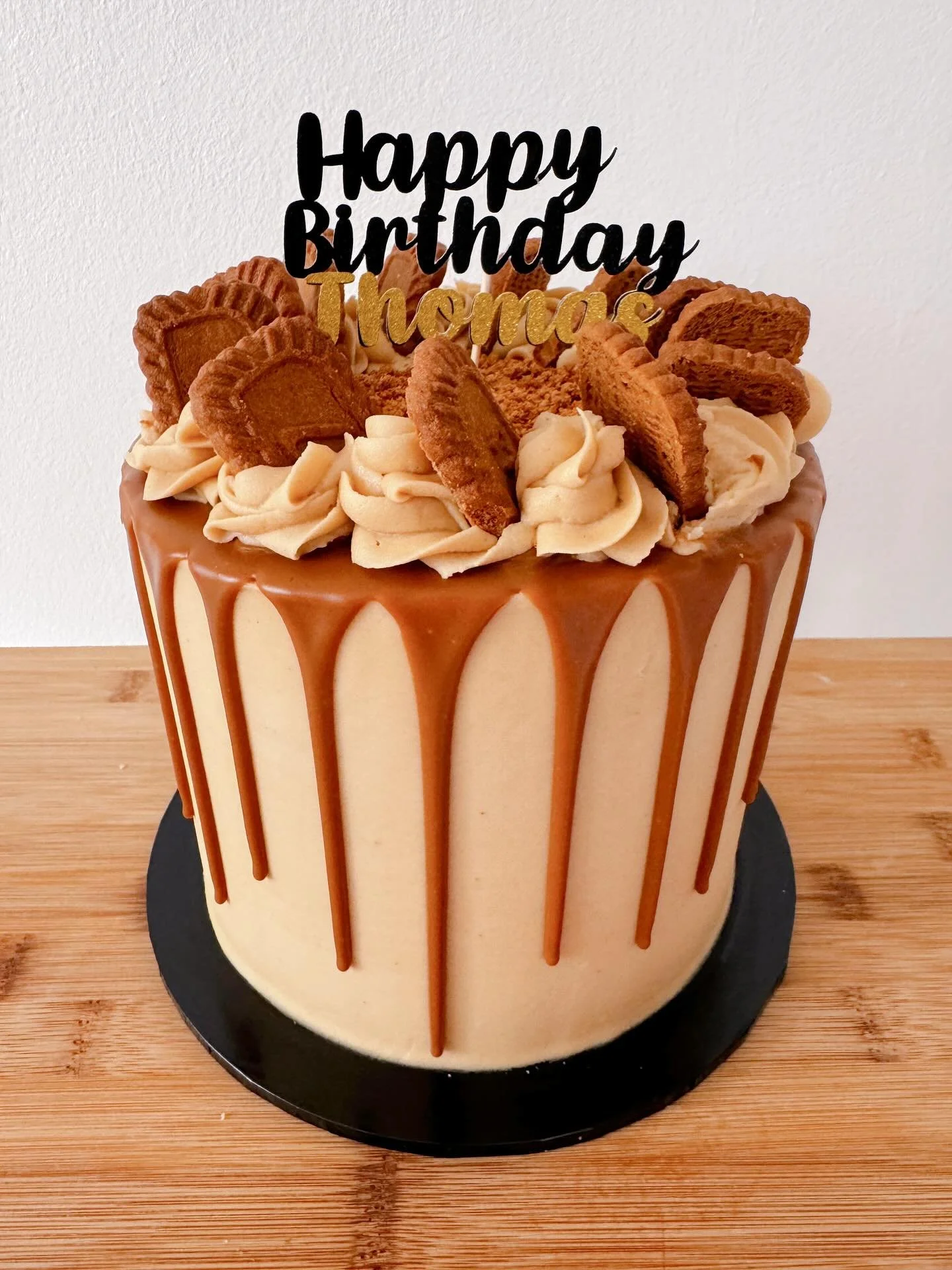 Chocolate cake with biscoff icing, drip and biscuits #biscoffcake #cookiecake #chocolatecake #caketopper #customcake #twickenham