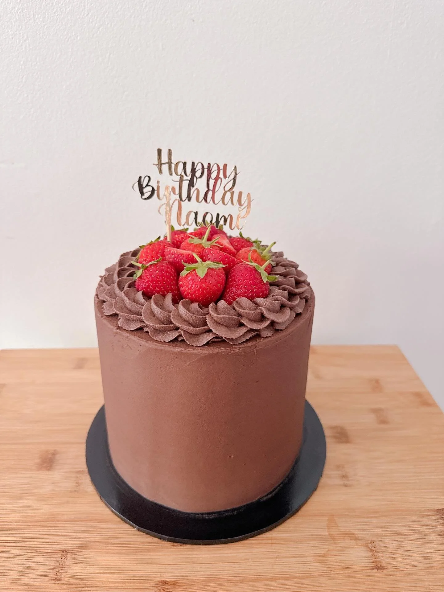 Missing strawberry season. Chocolate cake with fresh strawberries #chocolatecake #customcake #chocolatebuttercream #customcaketopper #twickenham