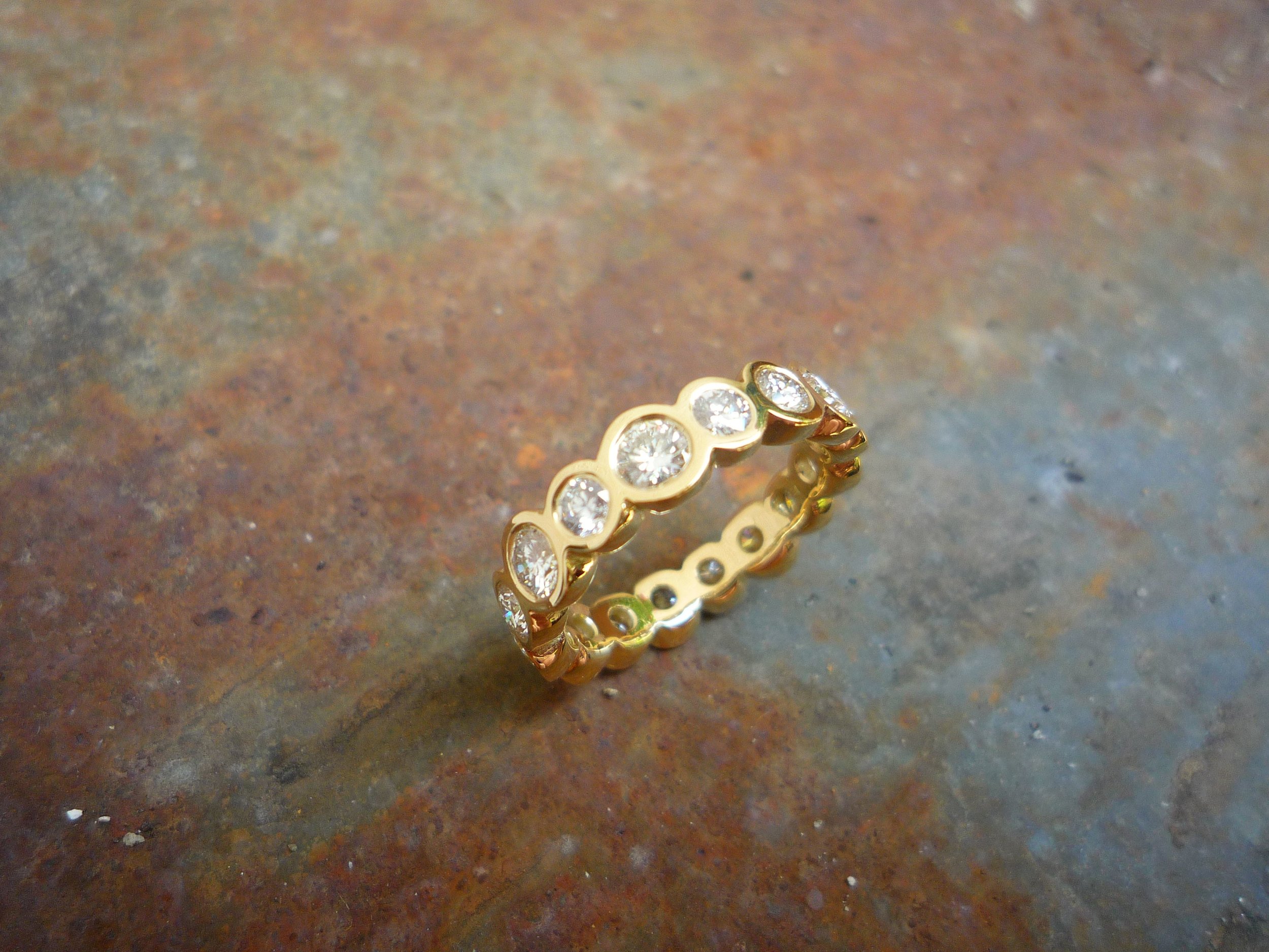 11_Ring_mit_vielen_Brillanten_auf_rostigem_Untergrund.jpg