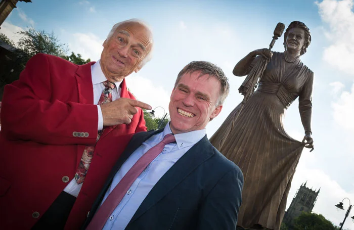 Statue-11-L-R-Roy-Hudd-and-Sean-Hedges-Quinn.jpg