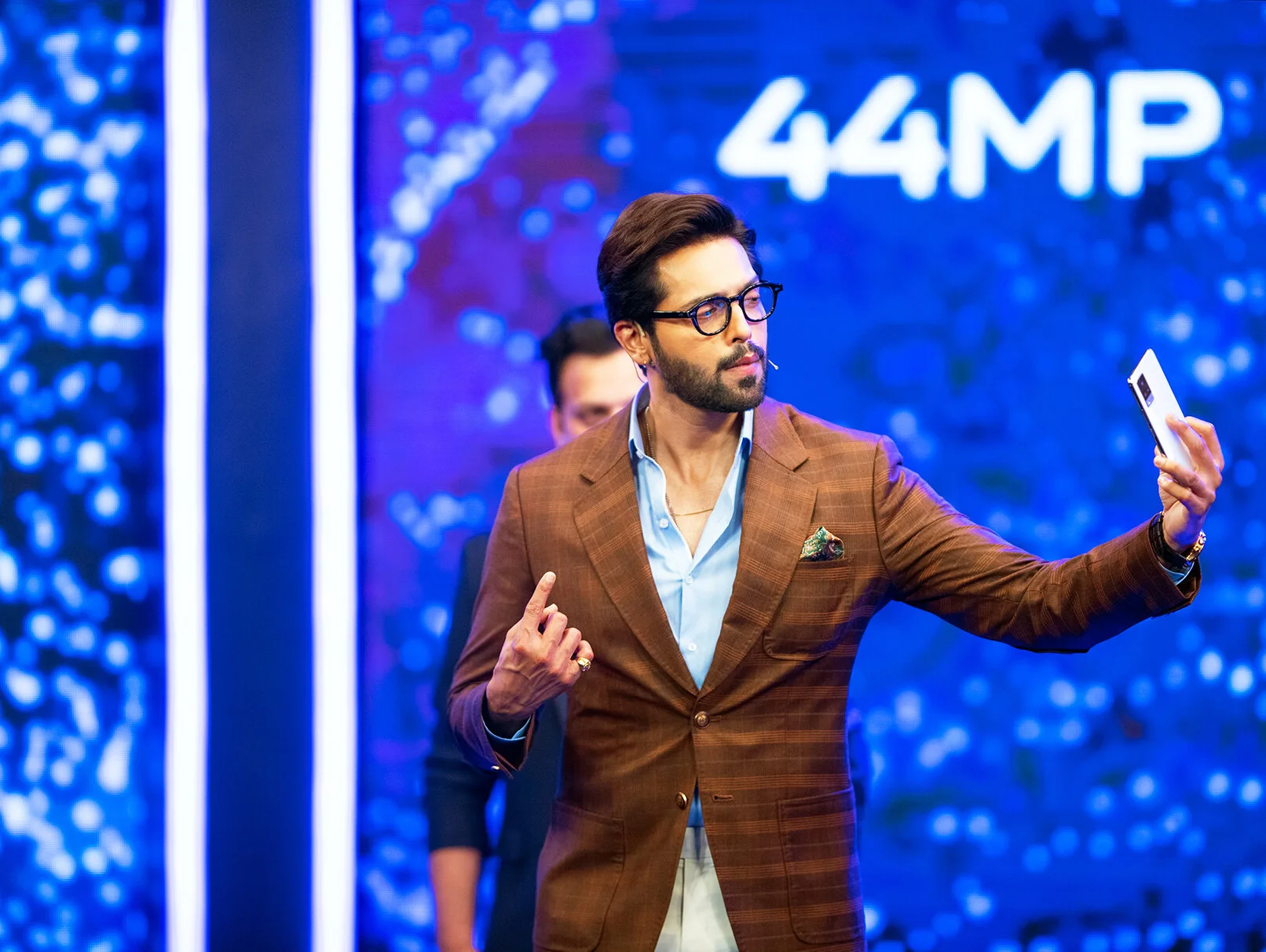 Fahad Mustafa trying the 44 mp Selfie Camera of Vivo V21