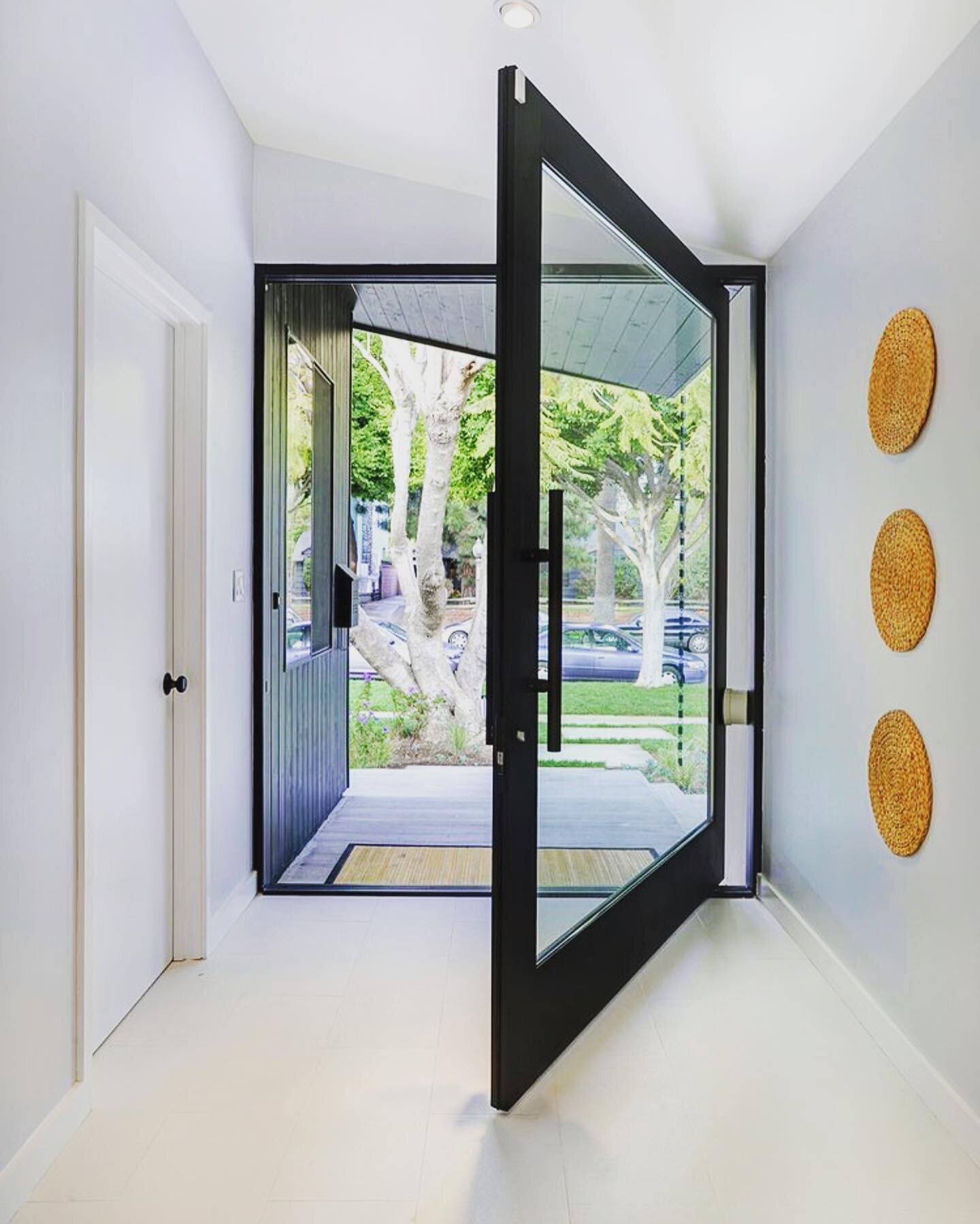 For our new house build &hellip;I&rsquo;m feeling this kind of front door vibe. #pivotdoor #pivotdoorsvancouver #kleendesign #thenest #thenest@1001steps