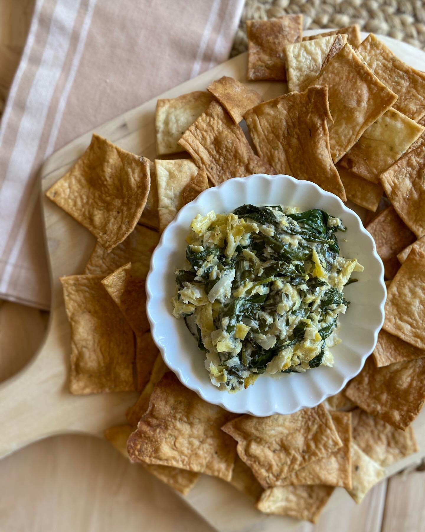 Another healthy take on a classic comfort aka this spinach and artichoke dip 😛 ⁣
⁣
This is one of my favorite quick, easy, and healthy recipes to put together when we entertain or feel like treating ourselves with a glass of wine at home. ⁣
⁣
Typica