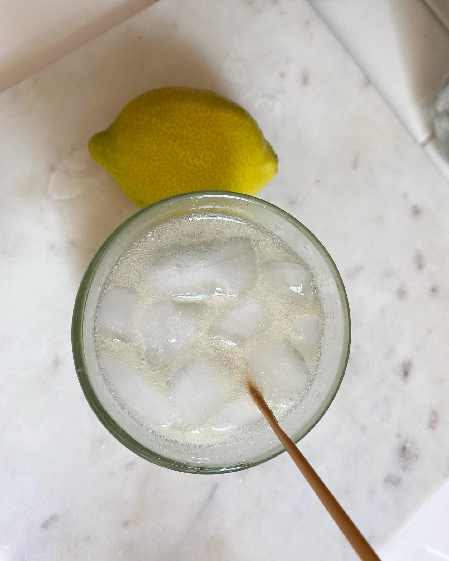 The skinny marg aka my cocktail of choice 💃⁣
⁣
This super simple (and sugar free!) recipe uses Lakanto&rsquo;s monkfruit syrup as my agave.⁣
⁣⁣⁣
Skinny Margarita ⁣
One part tequila⁣
Two parts sparkling water⁣⁣⁣
Fresh citrus (I typically use a lemon 