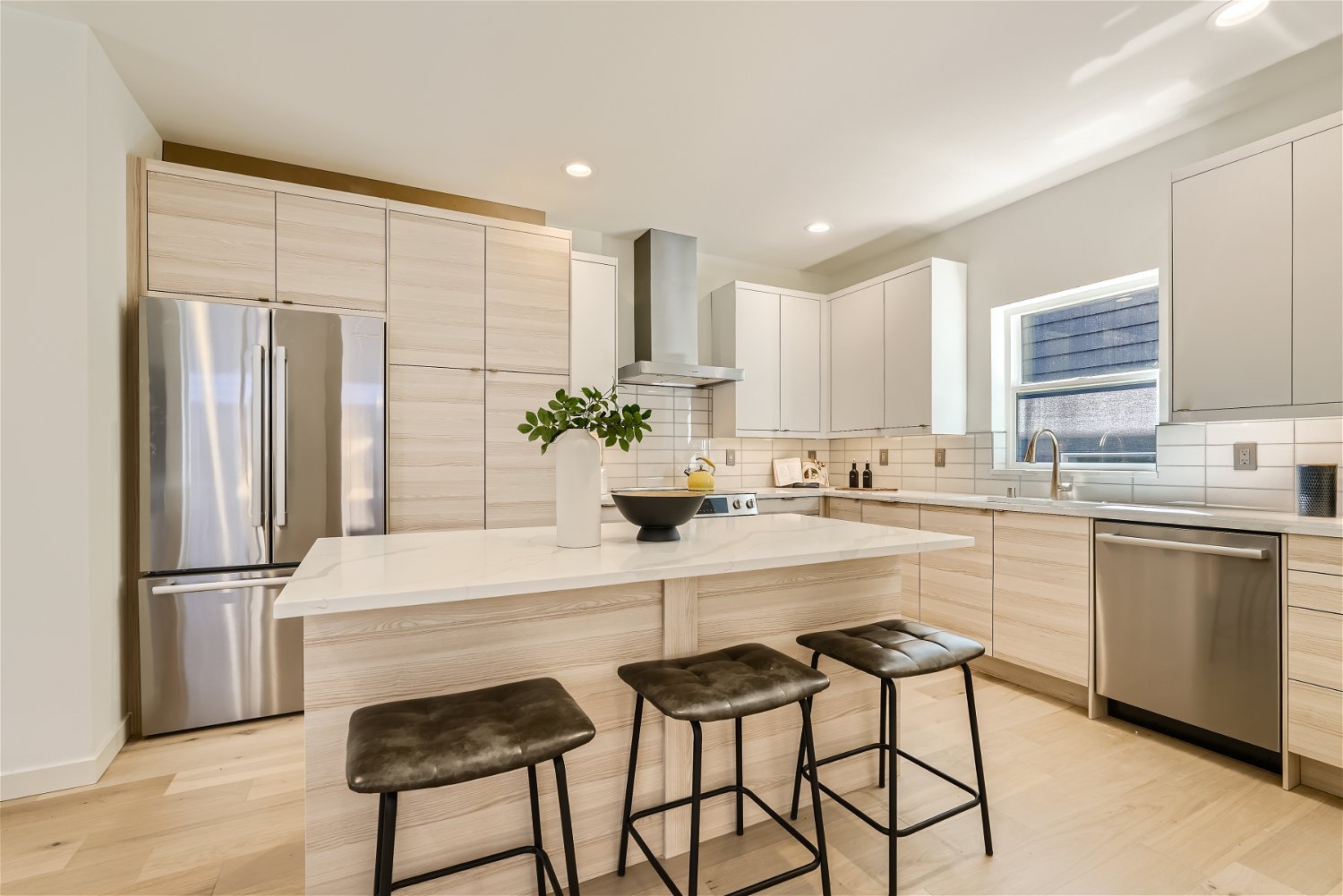 7029B 25th Ave NW - Web Quality - 013 - 16 Breakfast Area.jpg