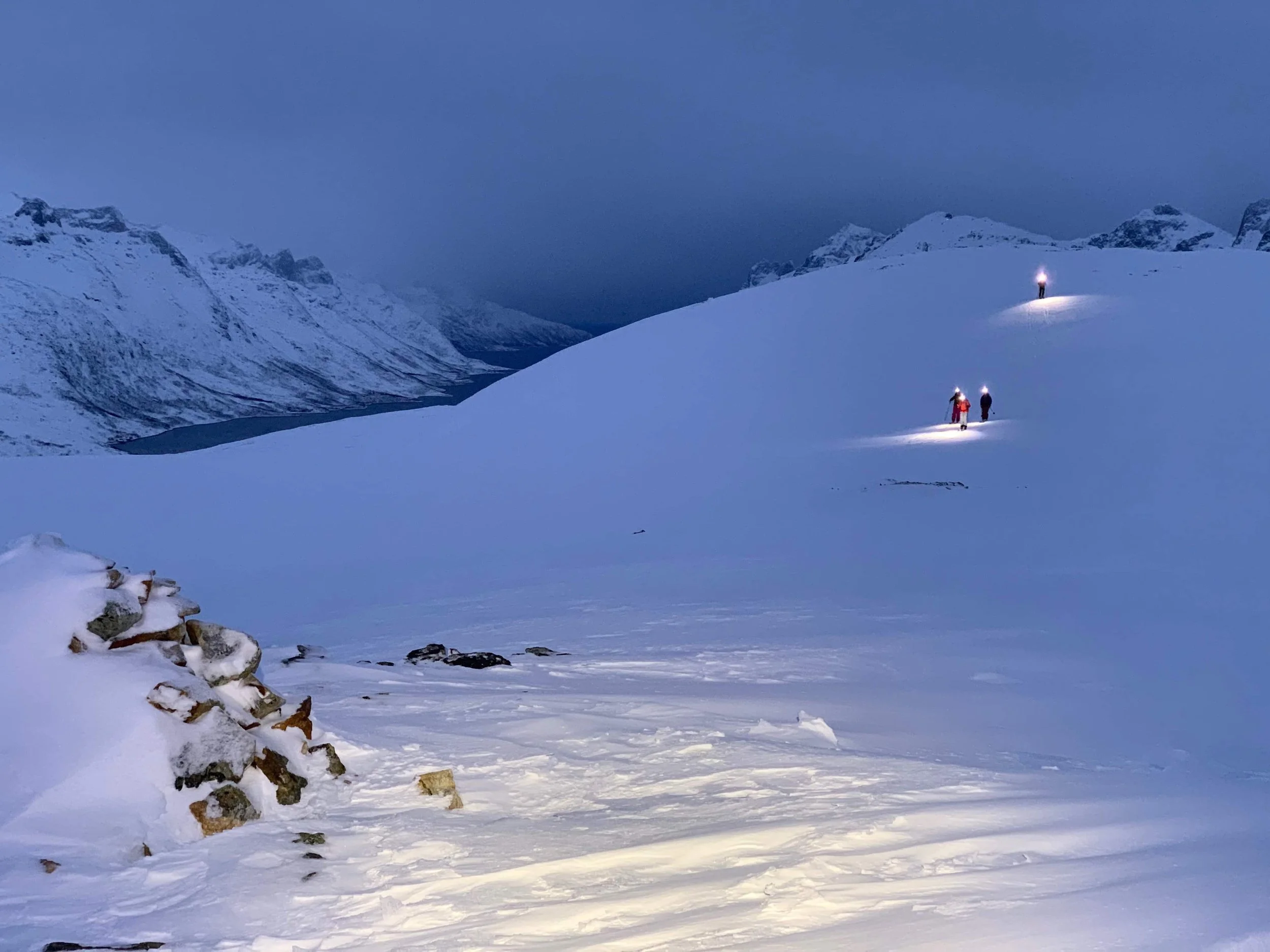 På vei fra lille toppen mot Ersfjorden, klare for nedkjøring.