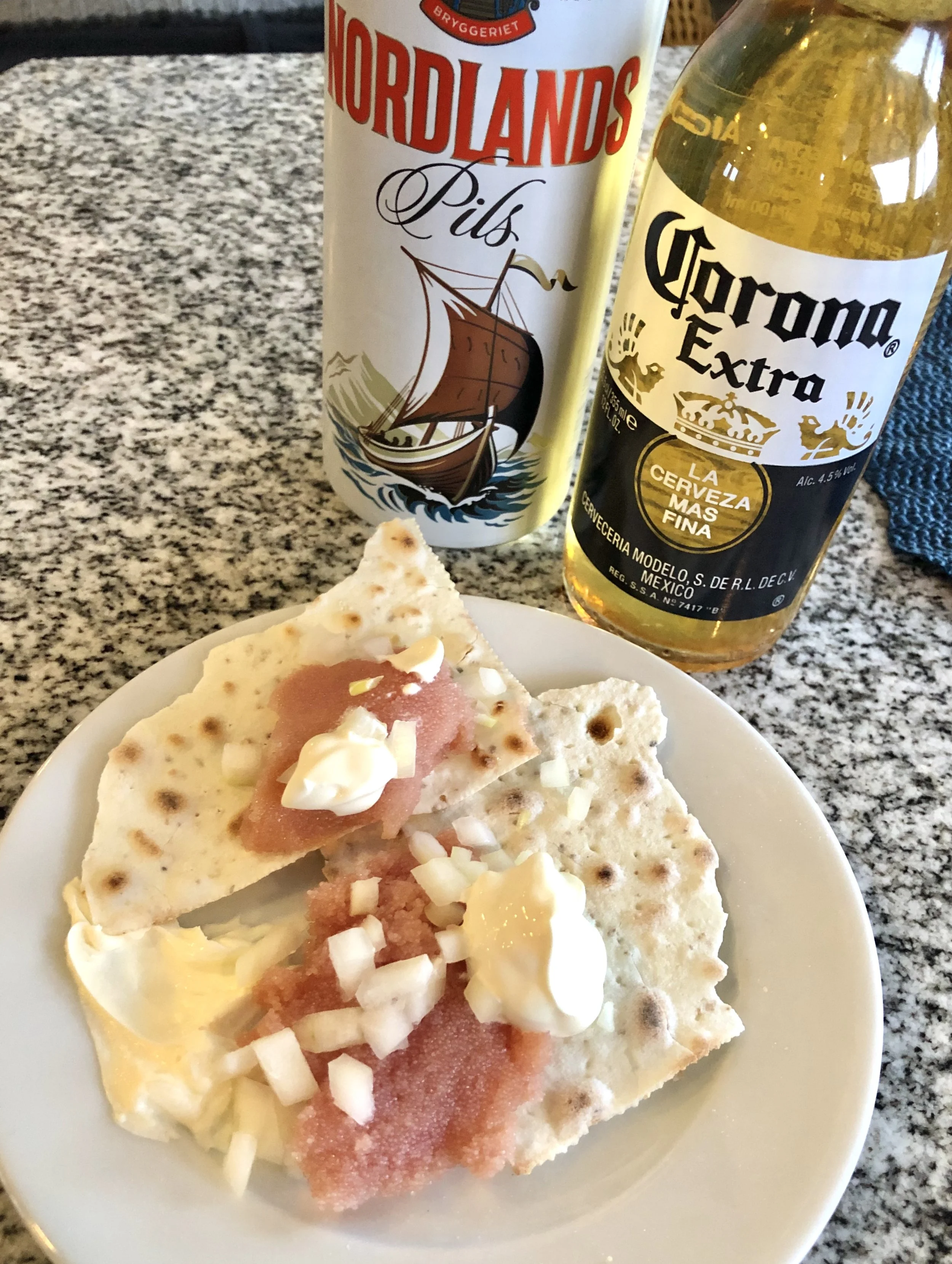 Snack - røkt og saltet Kveiterogn med flatbrød og rømme. Nam 😋😋