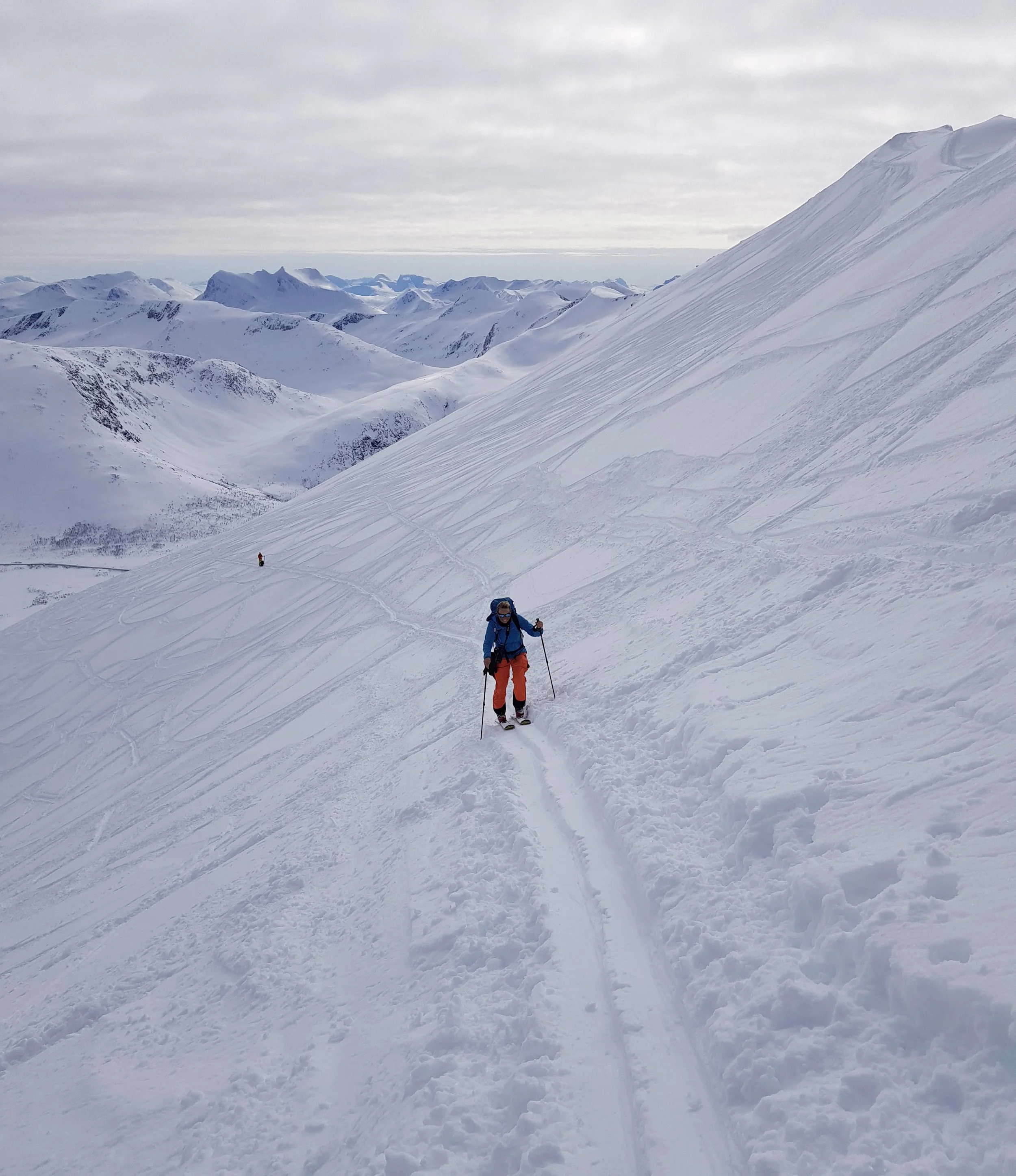 Meg og Toril i bakgrunnen