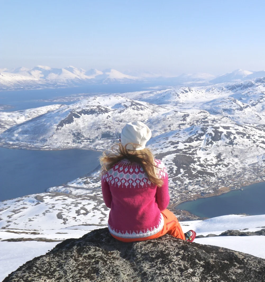 Nyter utsikten mot byen, Kaldfjorden og Ersfjorden