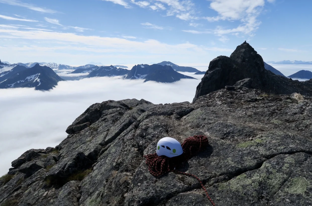 Utsikt fra rappelltoppen mot hovedtoppen på 882moh