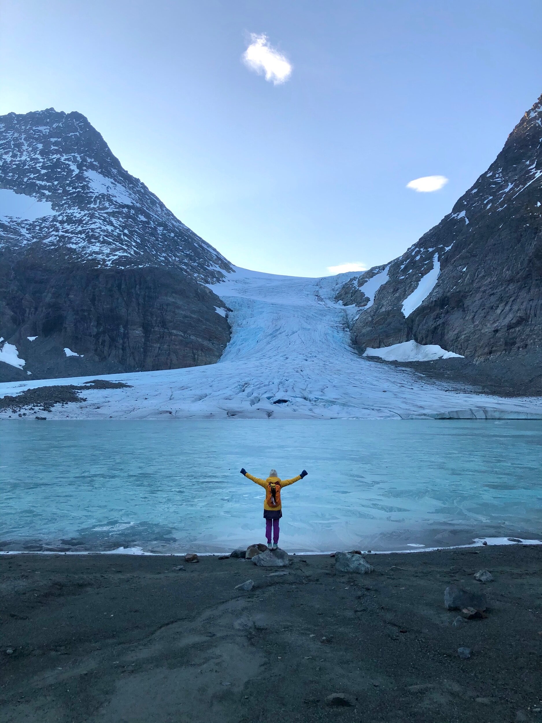 Hei igjen ☺️  Søndag (4.10.20) hadde jeg FRI 🤩, og øverst på ønskelisten sto tur til Steindalsbreen. Den turen har jeg hatt lyst til å ta lenge.  Høsten har vært uvanlig våt og regnfull, og med mye helgejobbing i tillegg, så klaffet det ikke før nå…