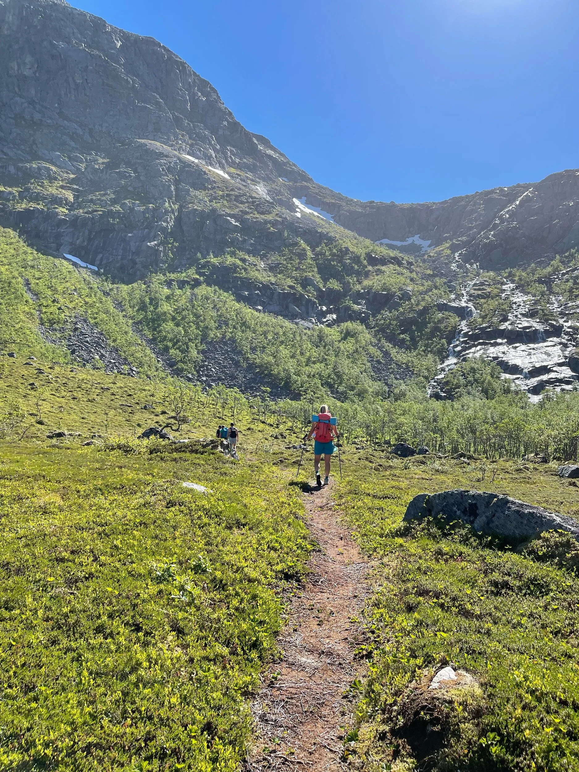 Fra veien gikk vi til venstre for myra/vannet på fin tørr sti.