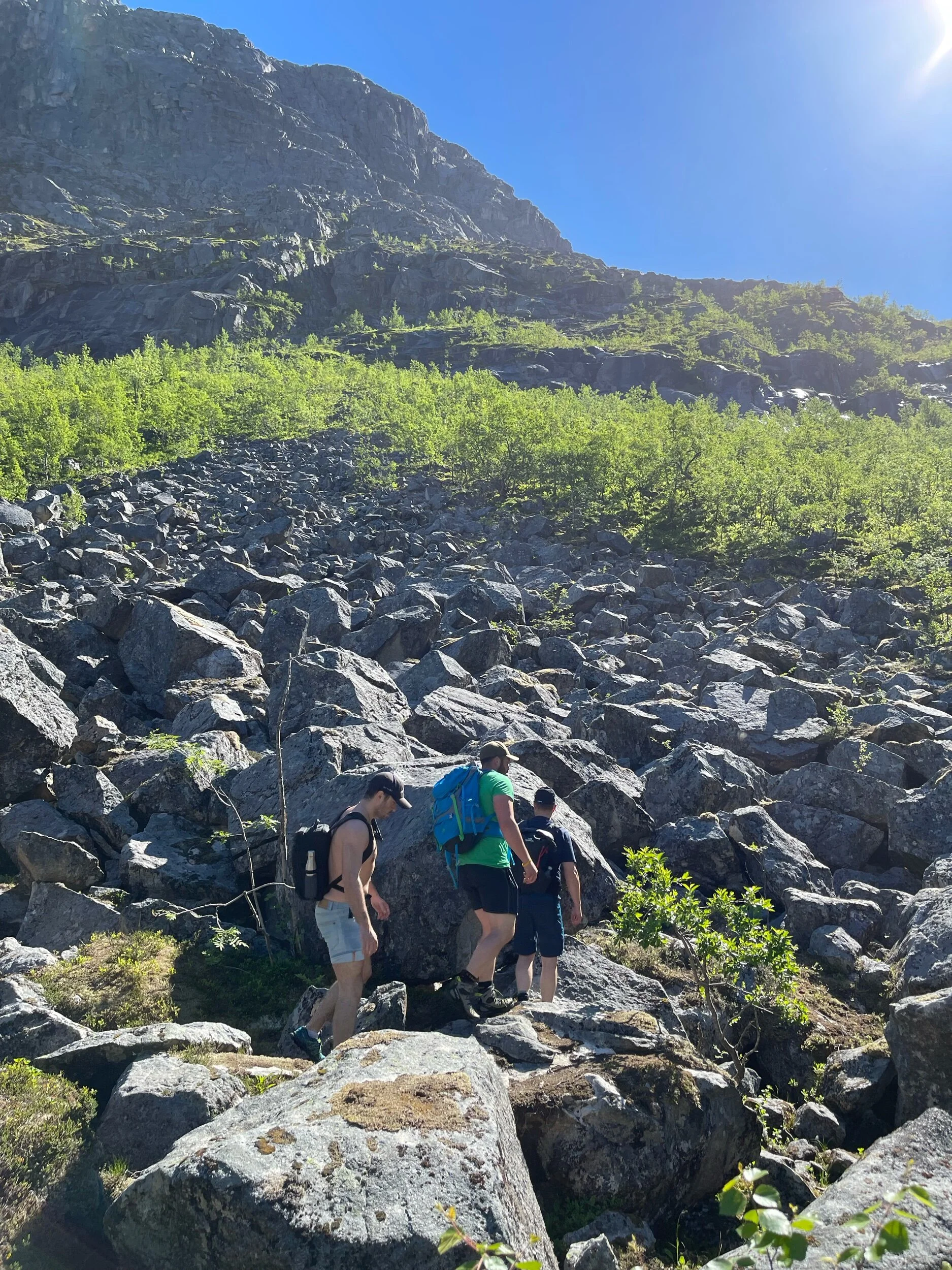 Den velkjente ura og vi dreier mot høyre for å komme opp på høyre siden av elva. Krysset bekken 2 ganger