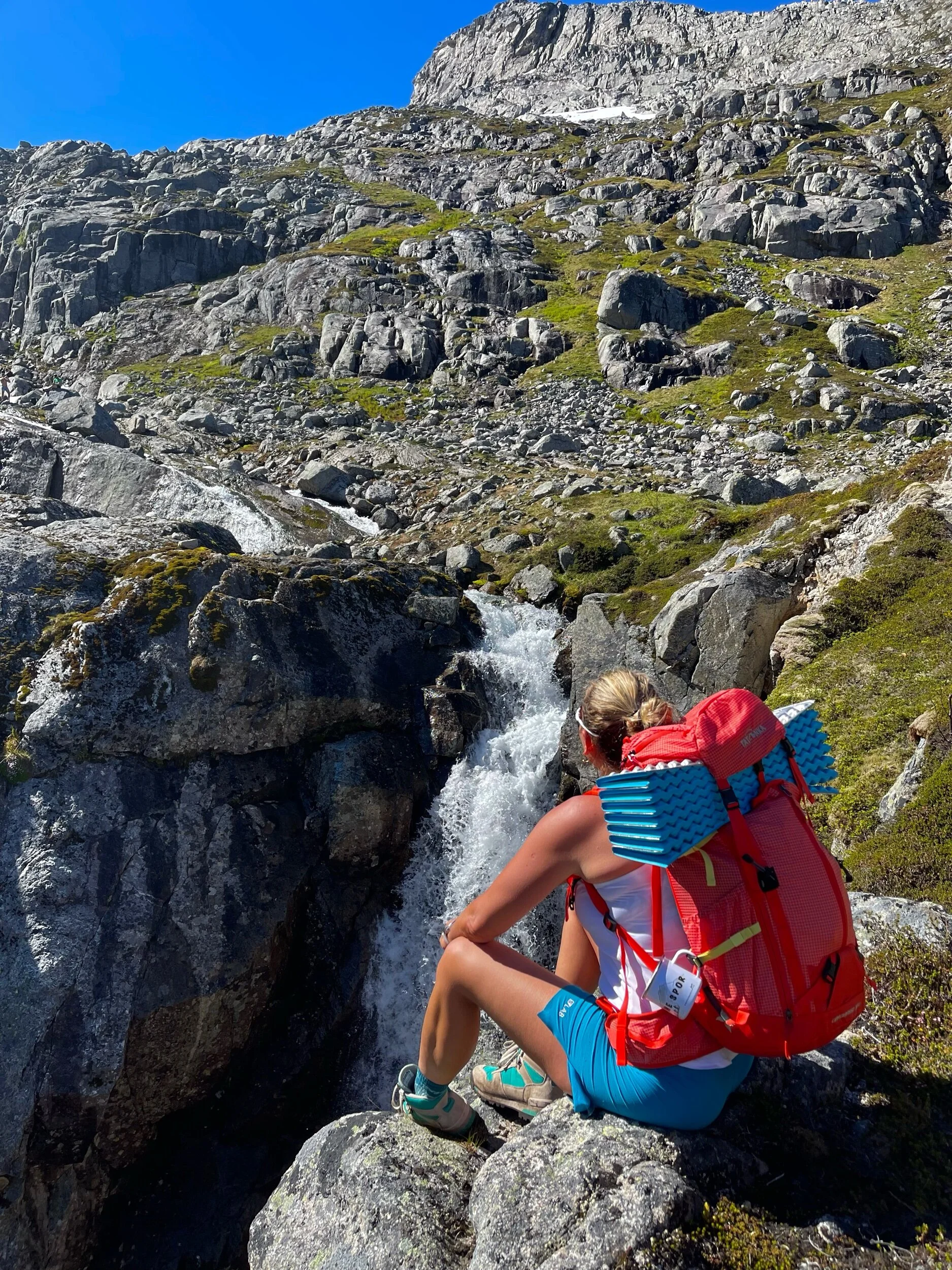 Lite stopp med fossen i kløfta. Her går stien ganske nært, og kan oppleves litt luftig
