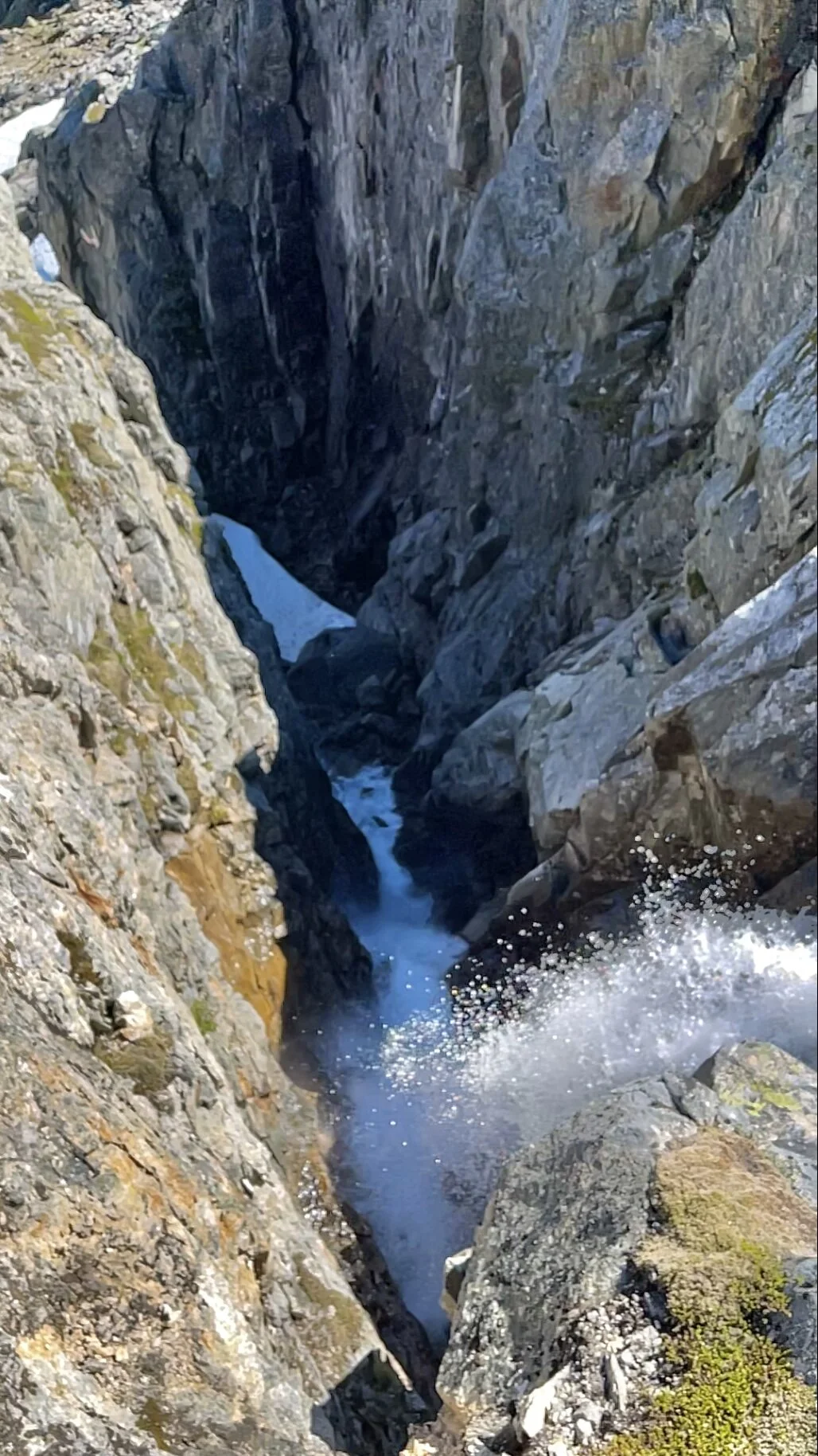 På vinteren er denne kløfta dekket med snø, og en naturlig skitrase går over hær