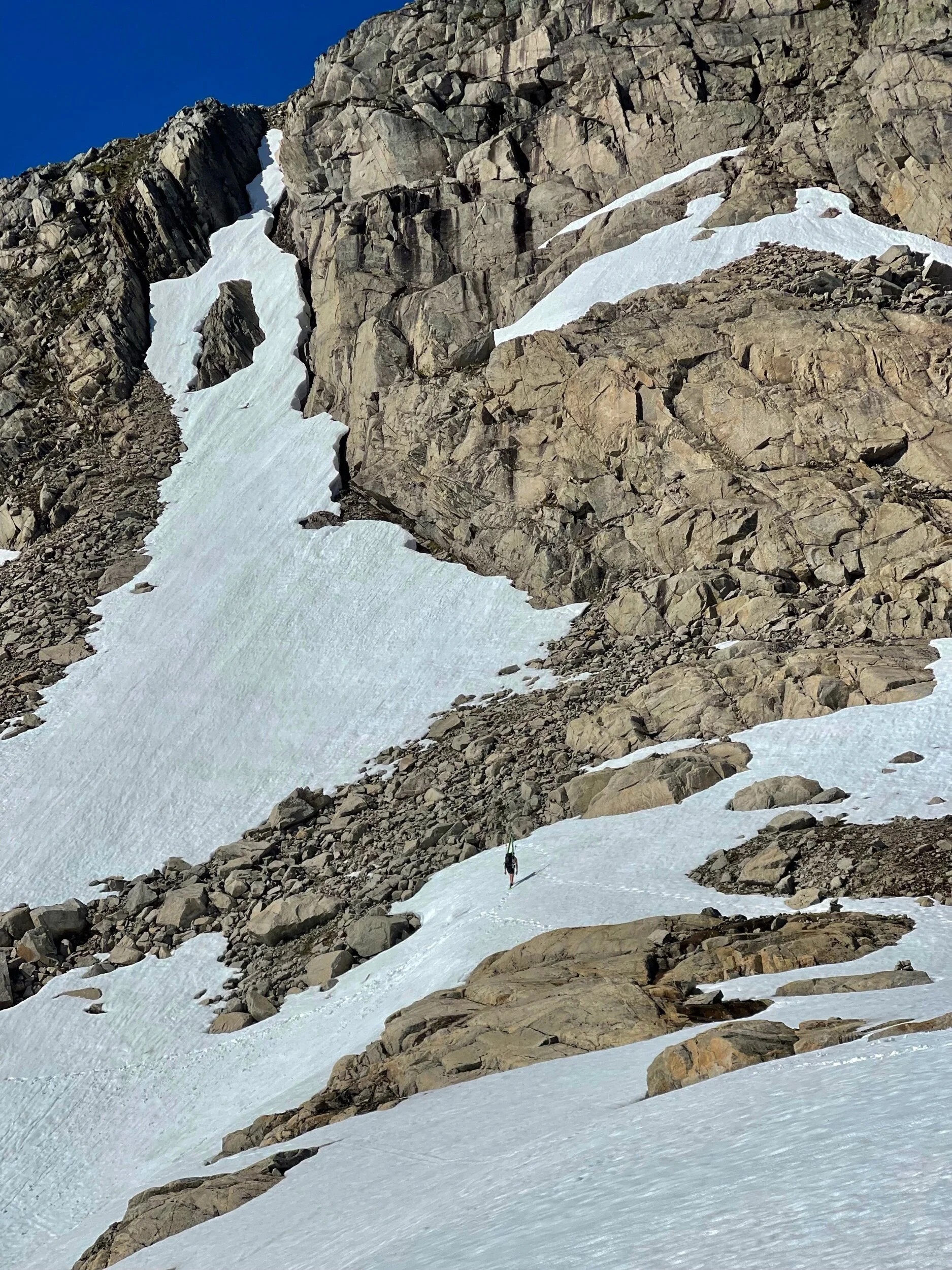 Skigåeren med ski på sekk. Skiene kom ikke på før han var oppe ved breen.