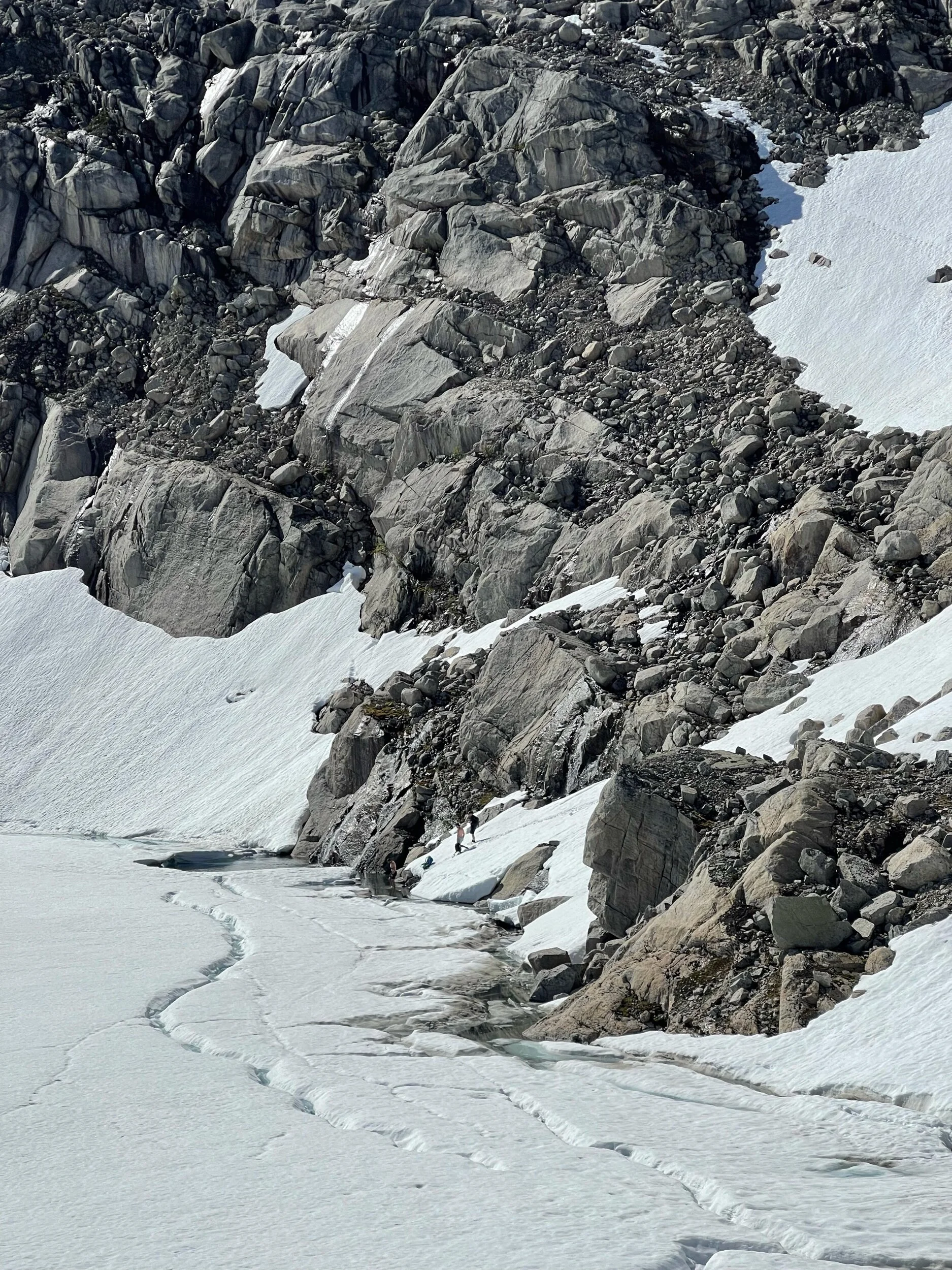 Marius og Ivan har sett en åpning i det islagte vannet, og ville sjekke ut badetemperaturen 😳