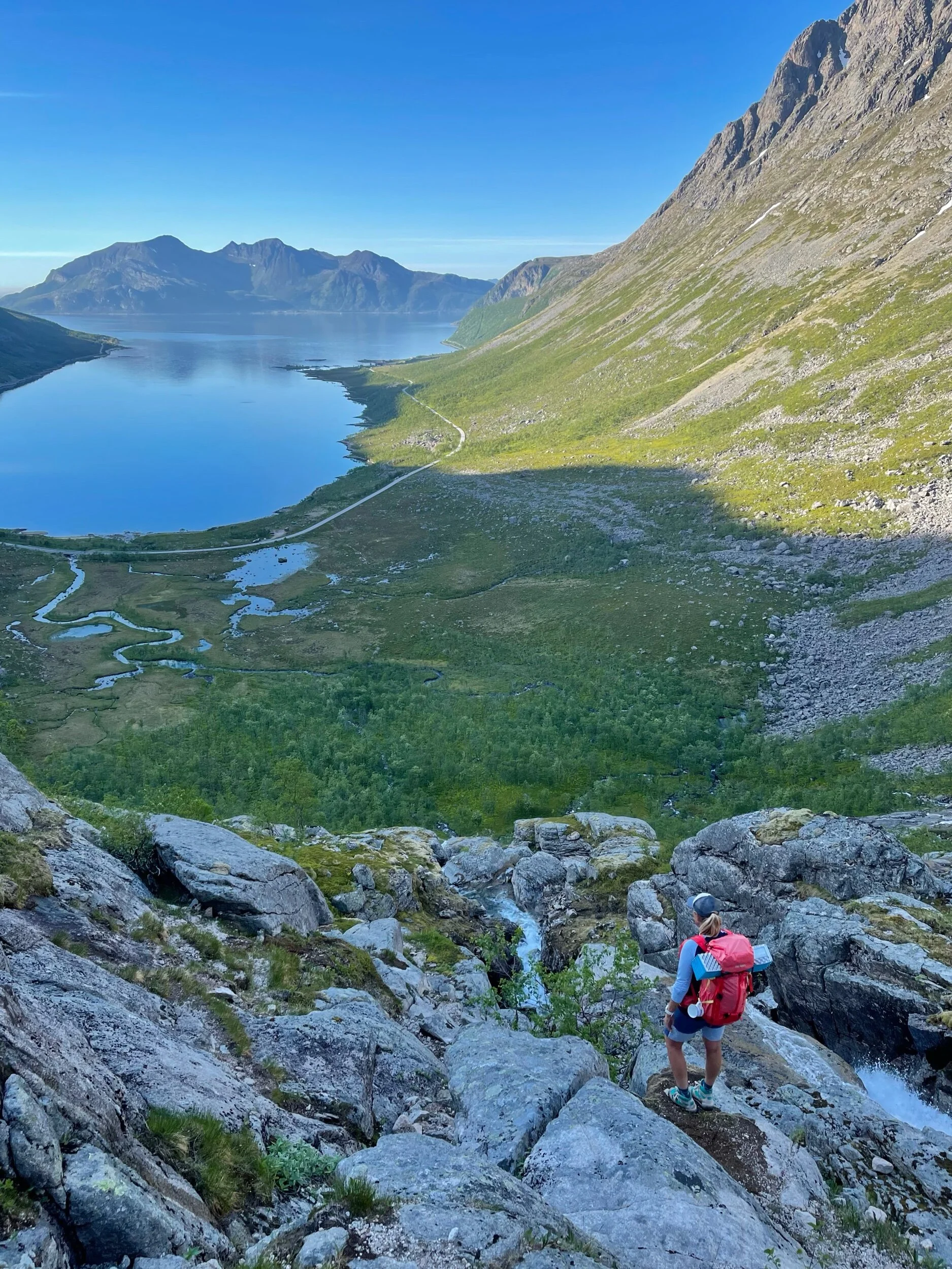 Snart nede etter en fantastisk dag. Her valgte vi gå til høyre. På litt dårligere sti og litt vått.