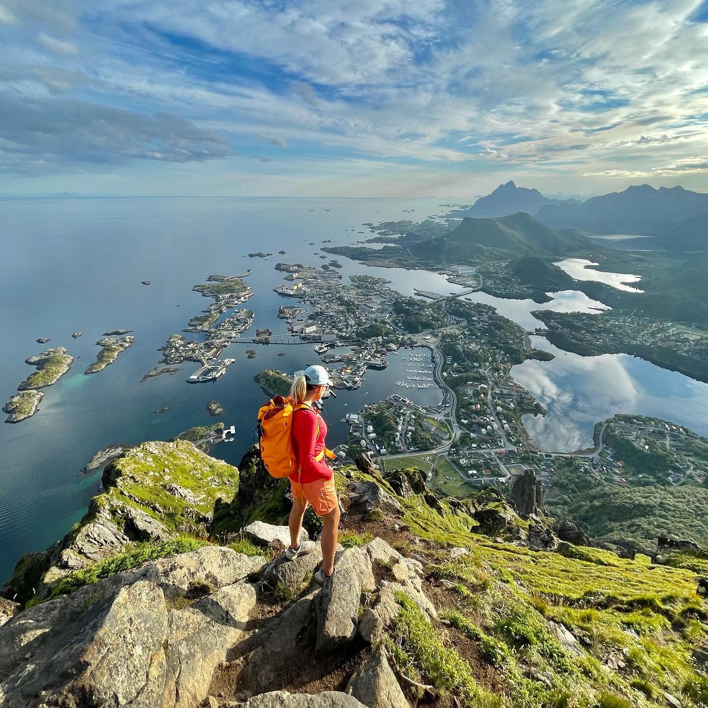 Svolv&aelig;r ✨
.
.
#svolv&aelig;r #svolv&aelig;rgeita #loffa #turistiegetland #lofotenp&aring;sittbeste #norge #visitlofoten #lofoten #visitlofoten #climbing #utno #deruteno #yrbilder #superlokal #kildentiletrikereliv #nordnorge #hikingadventures #h