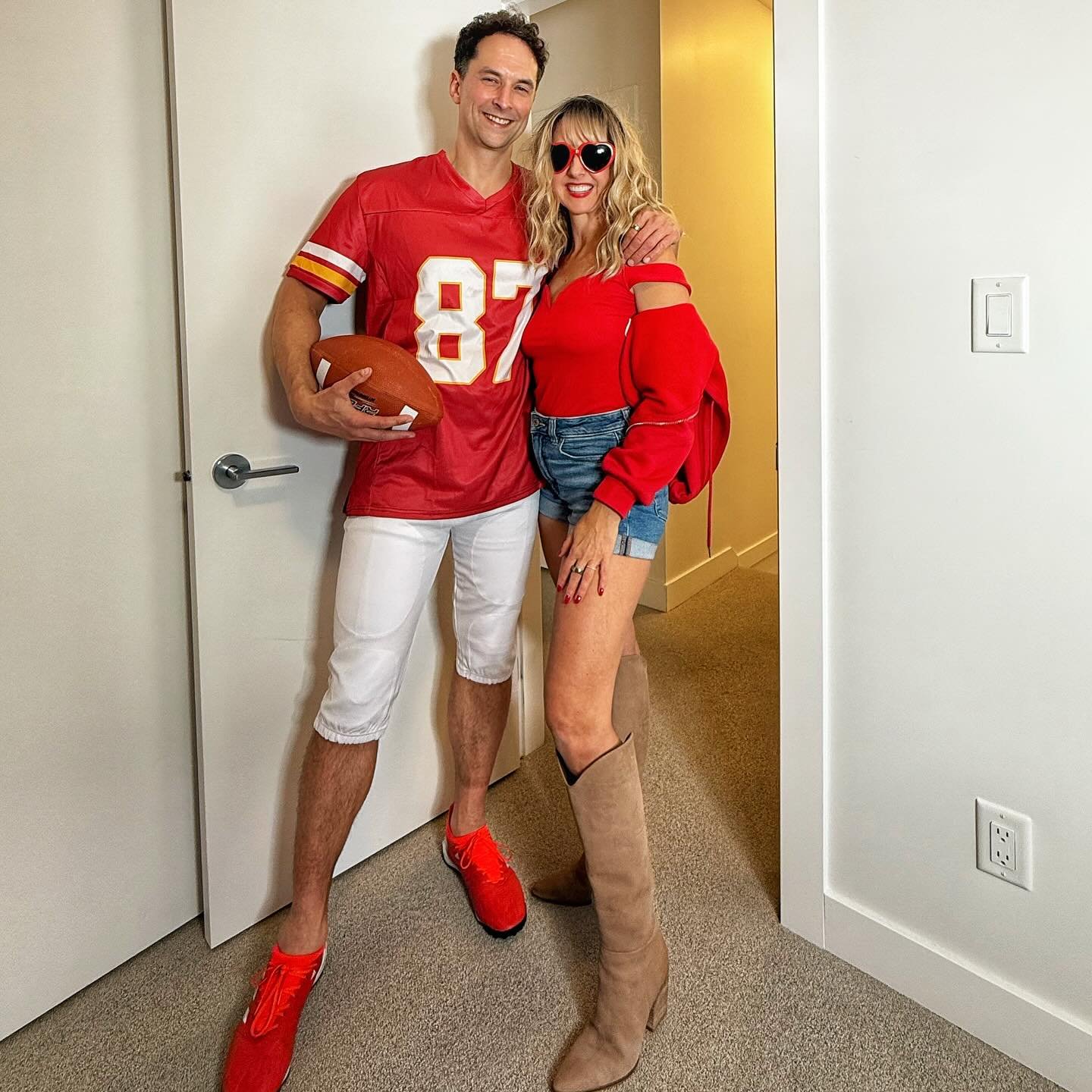 🎶 It&rsquo;s me, hi&hellip; I&rsquo;m the Taylor, it&rsquo;s me 💋
And he understood the assignment 🏈
#Traylor #Tayvis #Halloween2025 #CoupleGoals #Swiftie #ChiefsKingdom