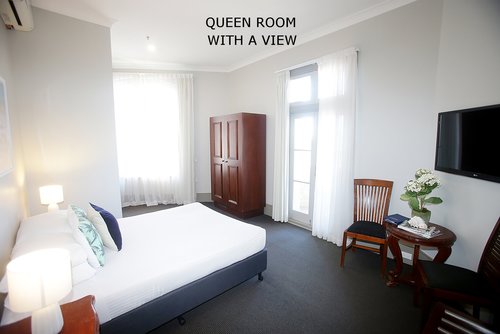 Queen+Room+with+a+view+3.jpg