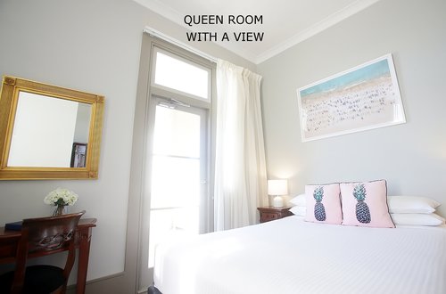 Queen+Room+with+a+view+2.jpg
