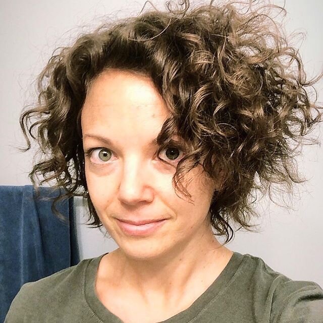 Curly girls, we&rsquo;re pretty sure they run the world 〰️ @martha_morrison knows a thing or two about curls 🙌🏼
&bull;
&bull;
&bull;
#shoppesofavondale #904hair #904hairstylist #jacksonvillehairstylist #jacksonvillesalon #murrayhilljacksonville #sp