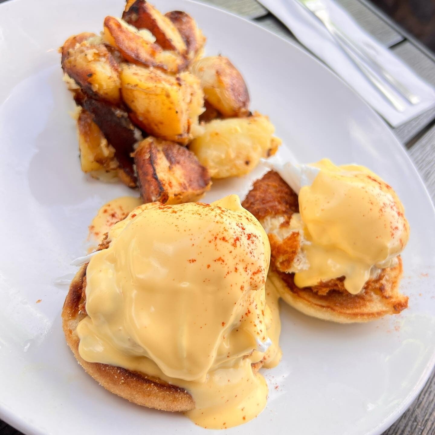 Case of the Mondays? We got you with our Crab Cake Benedict ⁠
Mahalo for the awesome shot 📷 @liz.the.dfw.foodie